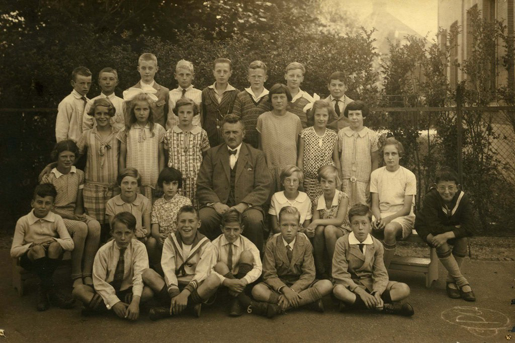 http://www.deindischeadams.nl/ 1929 - 'Class photo'