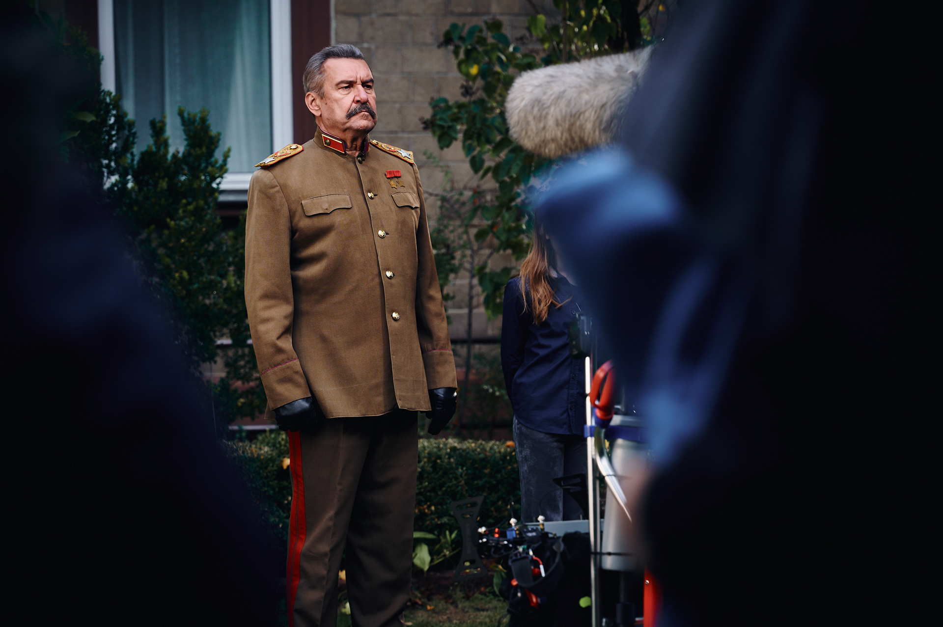 Jurij Rosstalnyj als Josef Stalin beim Dreh einer Szene am Drehort Nürnberg Muggenhof ©Daniel Tkatsch