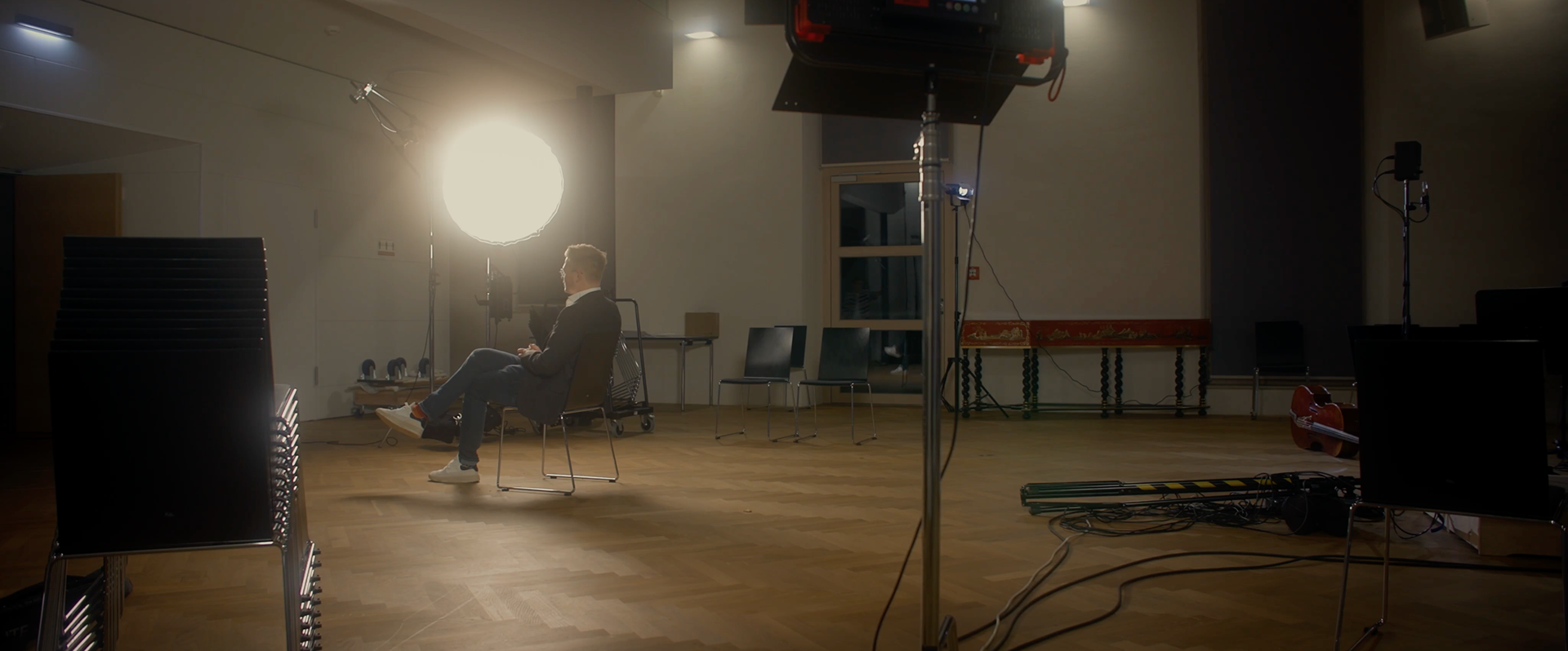 Manager Philipp Cuno-Frieß bei den Dreharbeiten sitzend auf einem Stuhl