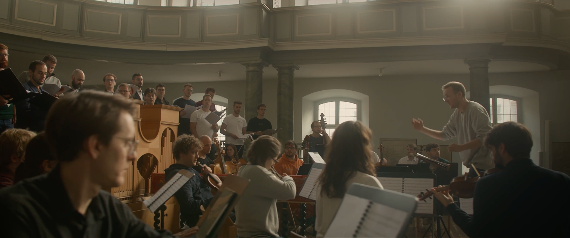 Der Dirigent und künstlerische Leiter Justus Merkel dirigiert das Sonat Vox Kammerorchester