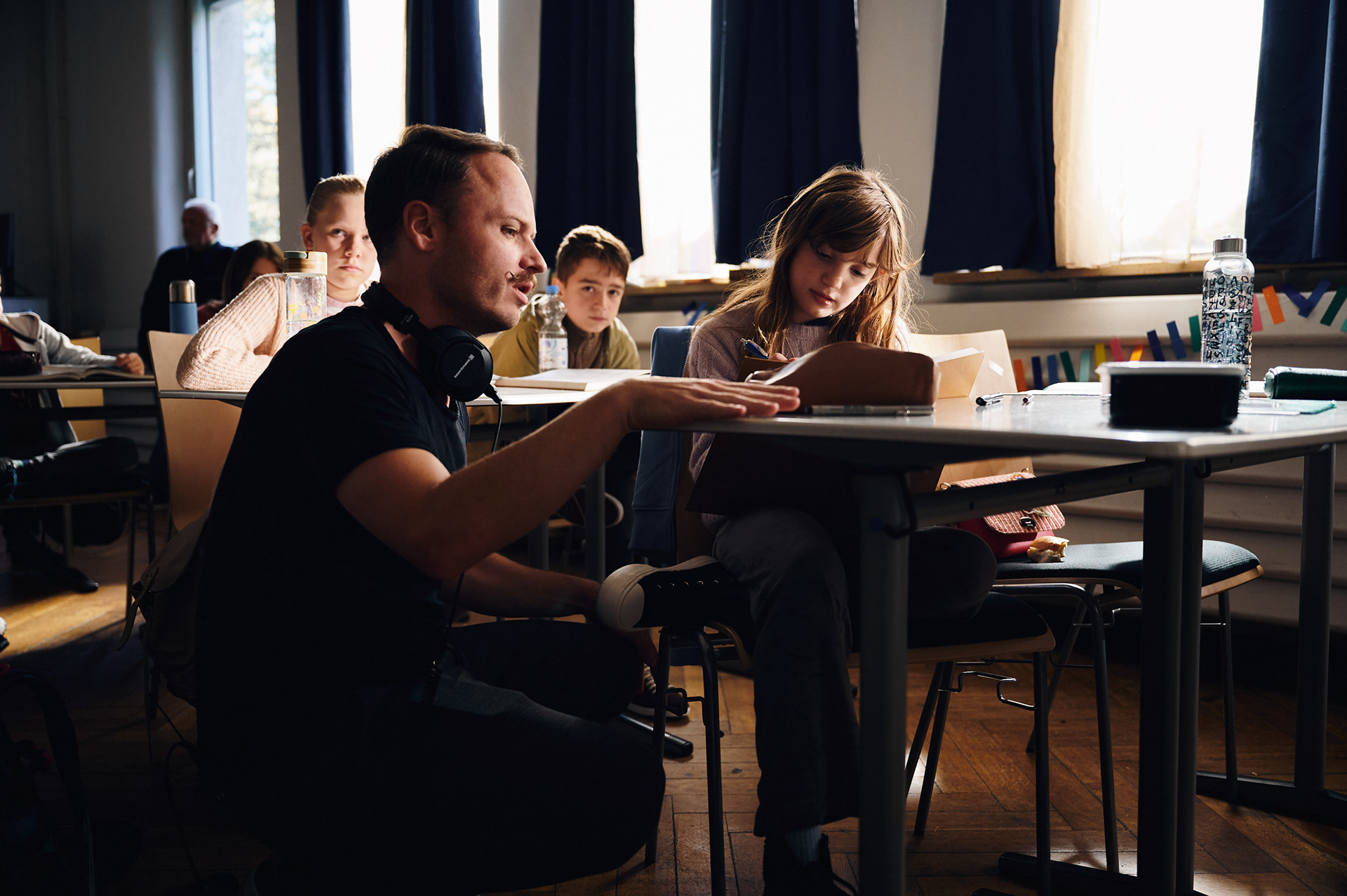Regisseur Lorenz Wetscher bespricht eine Szene mit Schauspielerin Ana Sofia Marku am Drehort Lothar-von-Faber-Fachoberschule in Nürnberg ©Daniel Tkatsch