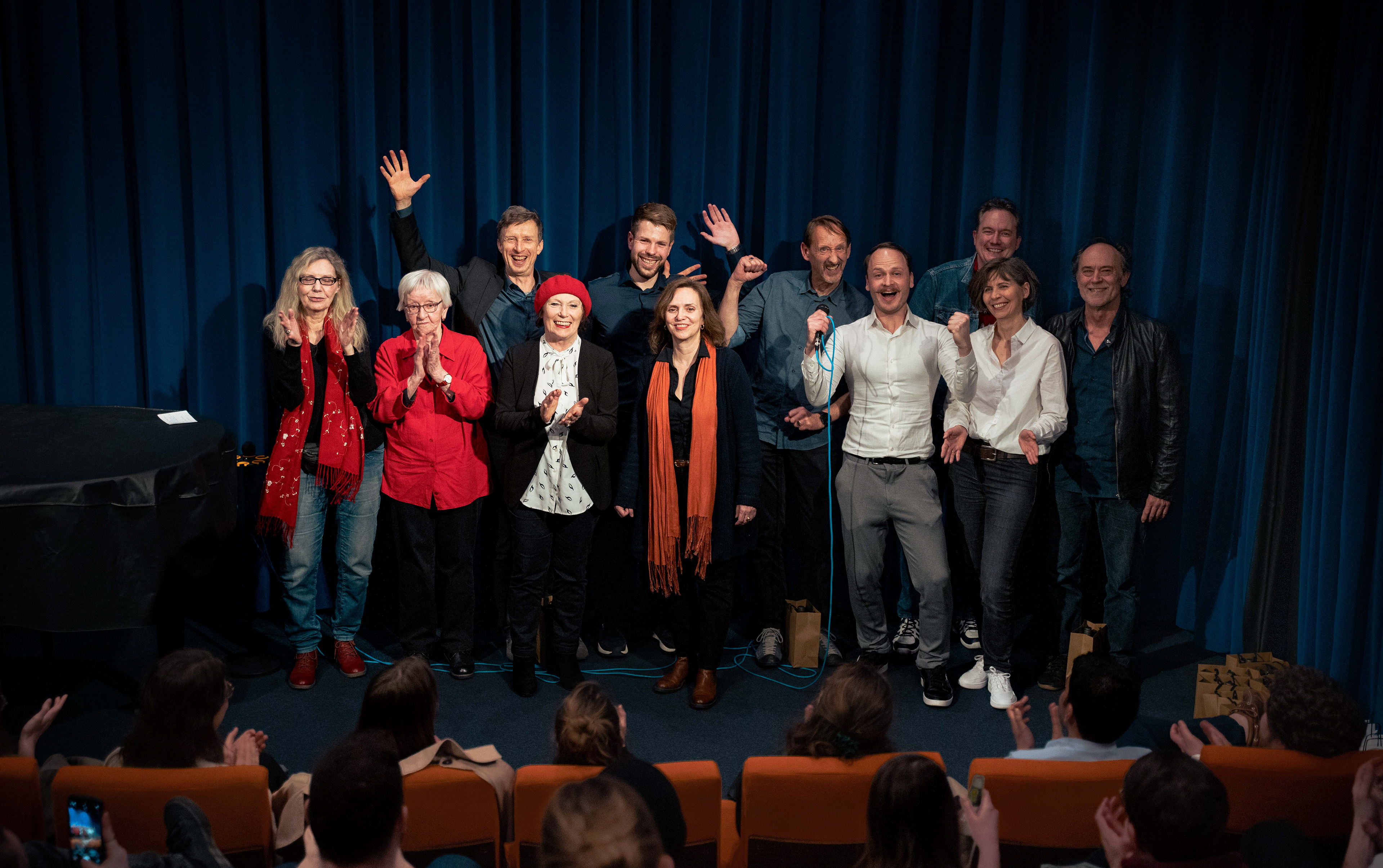 Thorsten Krohn, Gilbert von Sohlern, Werner Kalb, Marion Niederländer, Gabi Geist, Ingrid Schölderle, Christina Schäfer, Michael Peter Fischer, Lorenz Wetscher (Regie, Drehbuch) und Mario Klaus (Produktion, Kamera, Idee, Drehbuch) bei einer Vorstellung in Nürnberg.