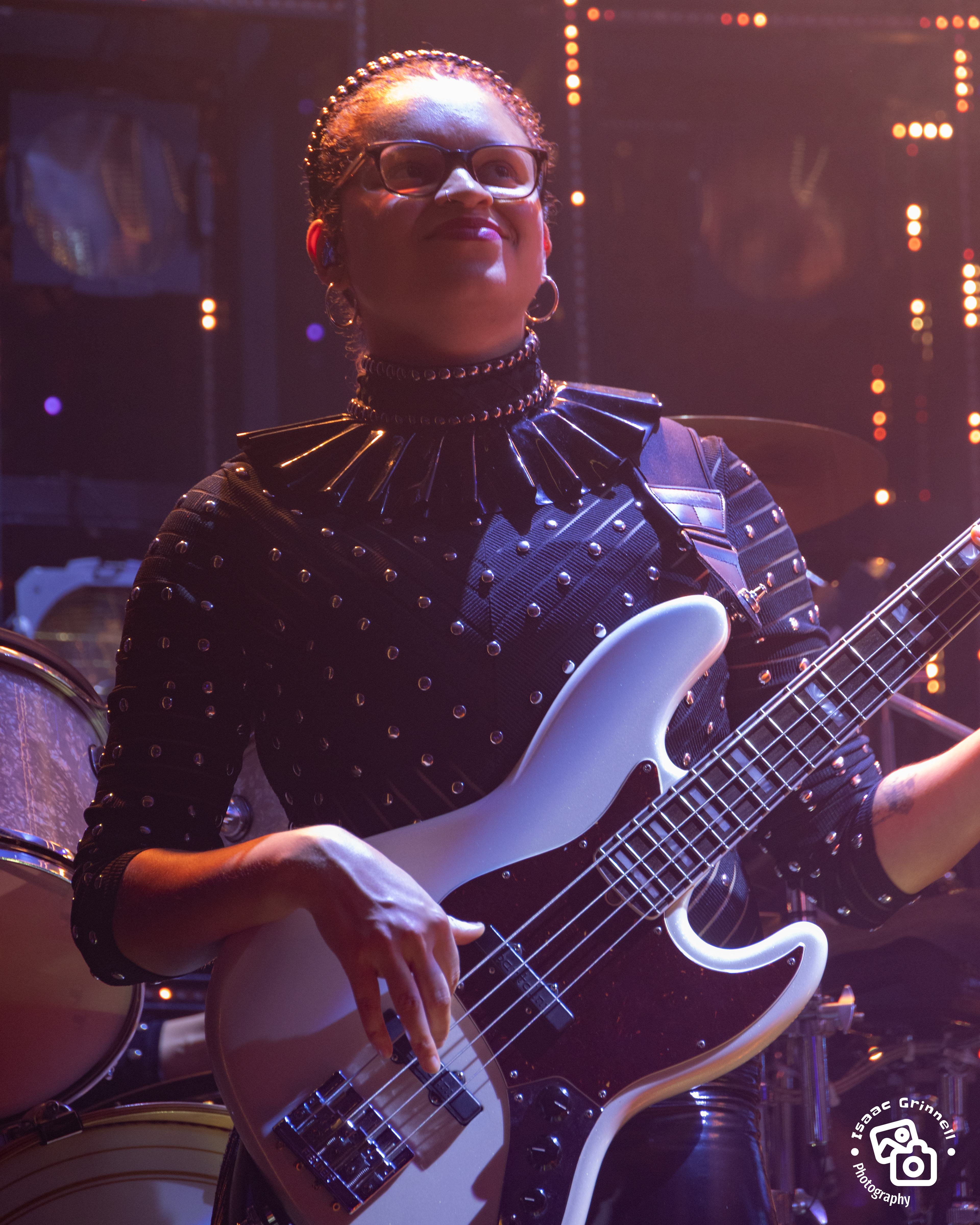 Kelly Morris as Bessie