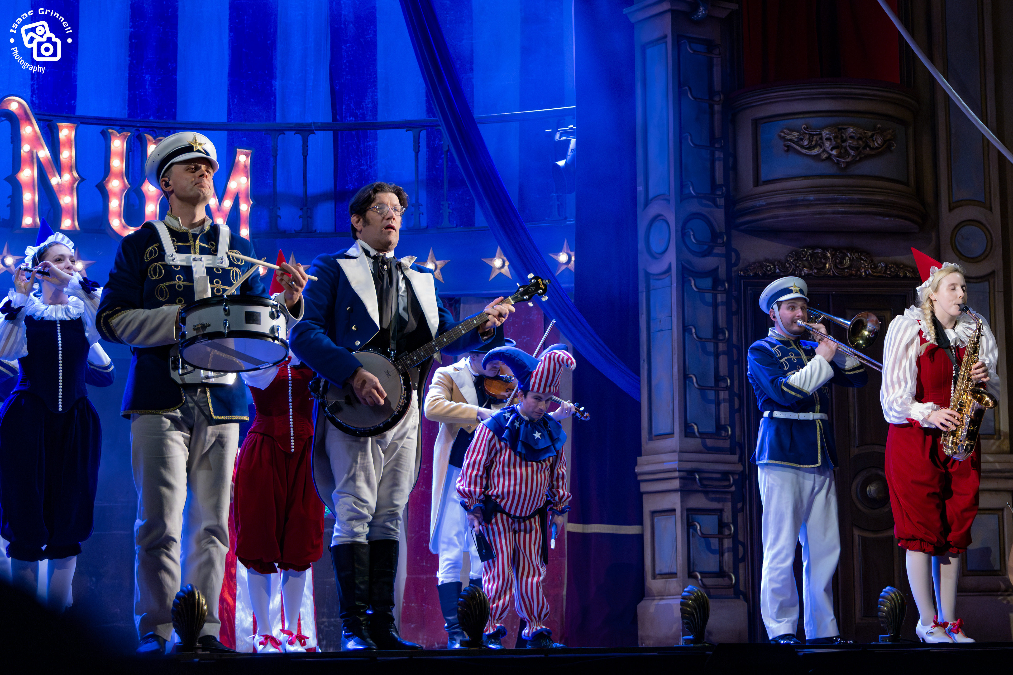 The cast of the UK Tour of Barnum