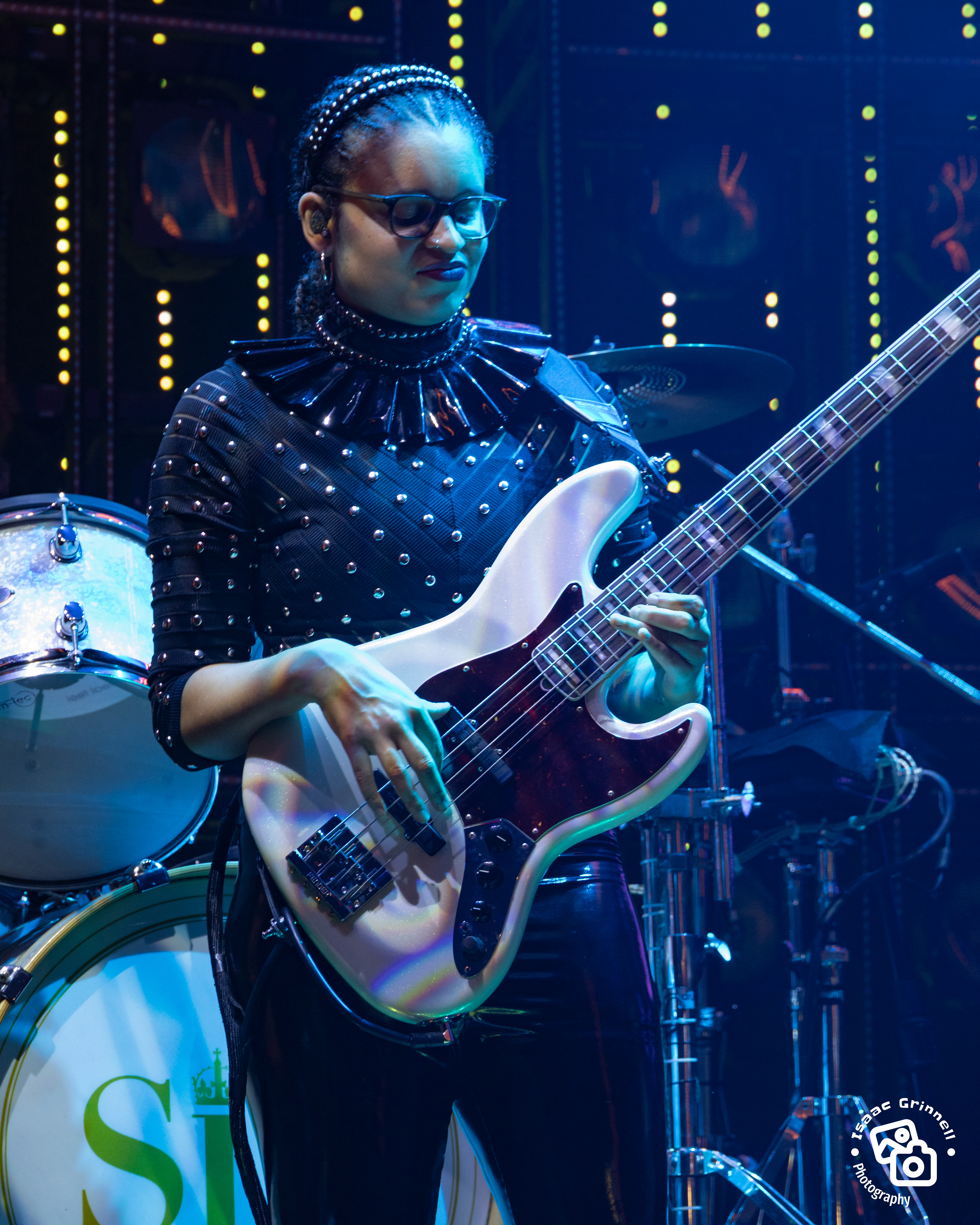 Kelly Morris as Bessie