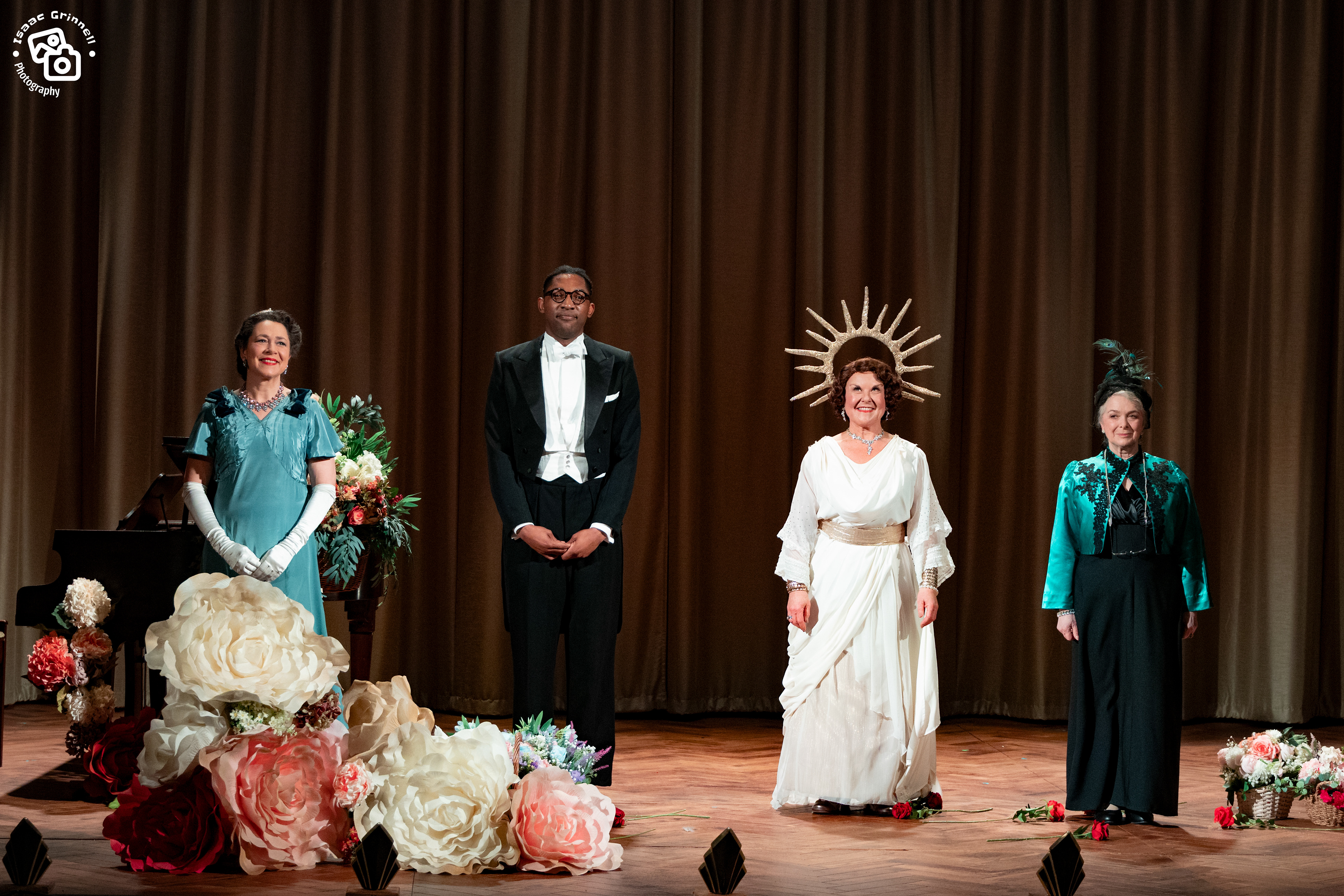 The cast of Glorious!