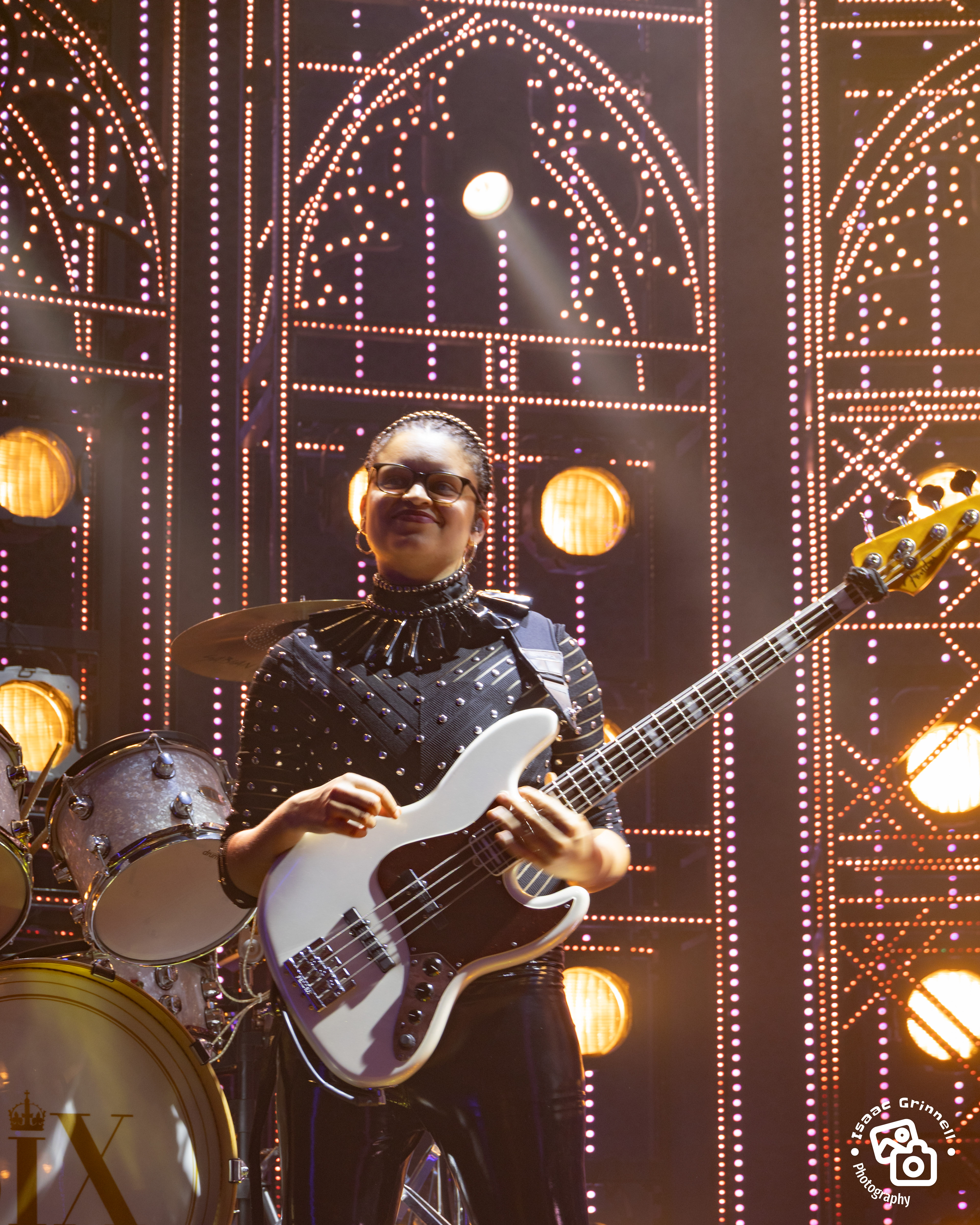 Kelly Morris as Bessie