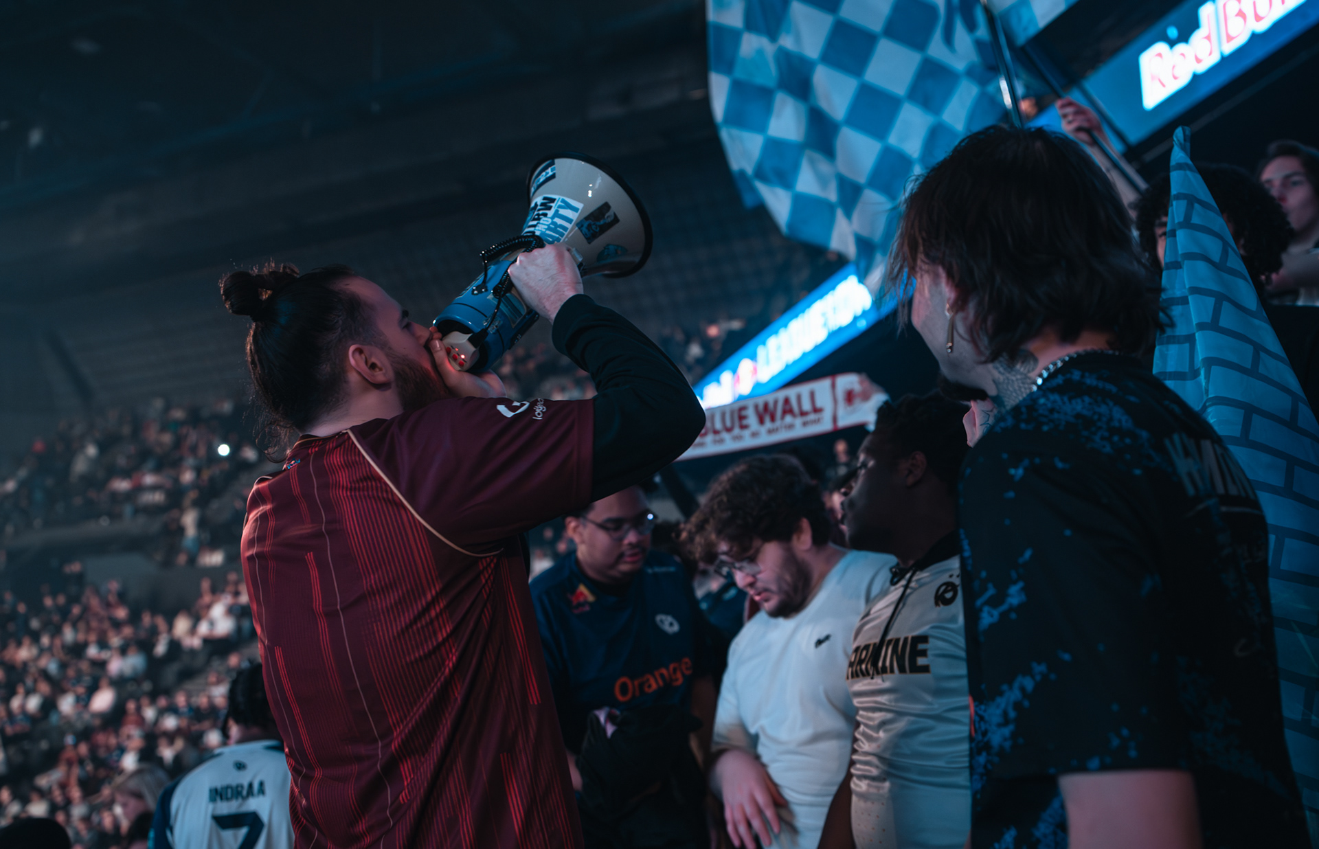 Un "capo" des Blue Wall (ultras de la KCorp) utilise un mégaphone pour lancer des chants de supporters dans les tribunes sombres.