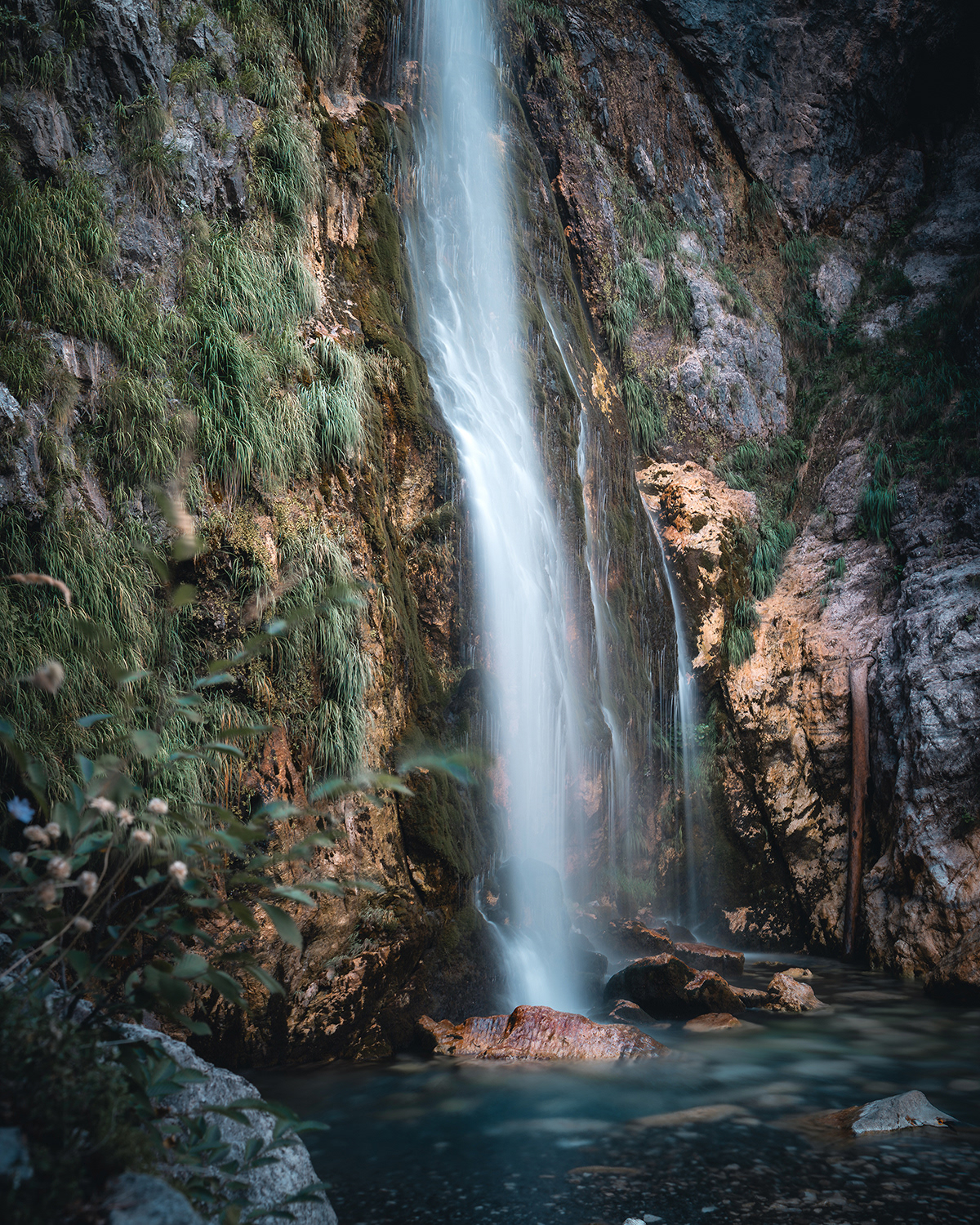 La majestueuse cascade de Grunas dans le parc national de Theth en Albanie, photographiée en pose longue pour un effet soyeux sur l'eau. Photo : Sabri Kaced.