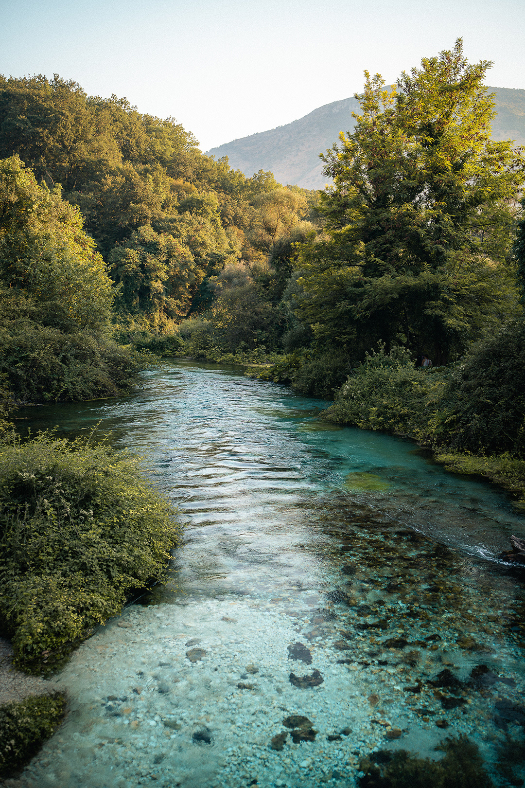 Plongée dans les eaux turquoises et profondes de la source naturelle de l'Œil Bleu en Albanie. Photo : Sabri Kaced.