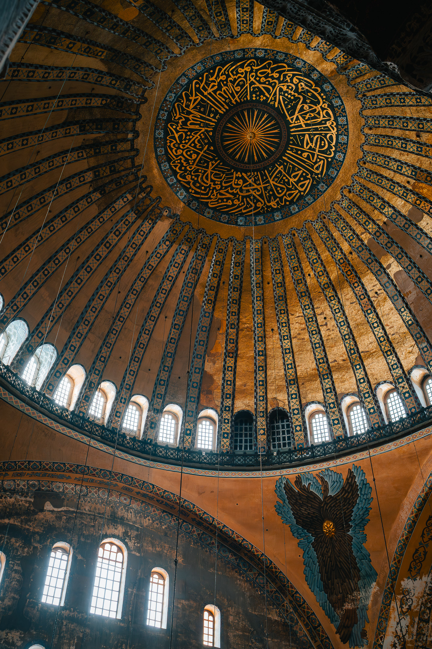 Contre-plongée impressionnante du dôme central de Sainte-Sophie et de ses motifs ornementaux, réalisée par Sabri Kaced.