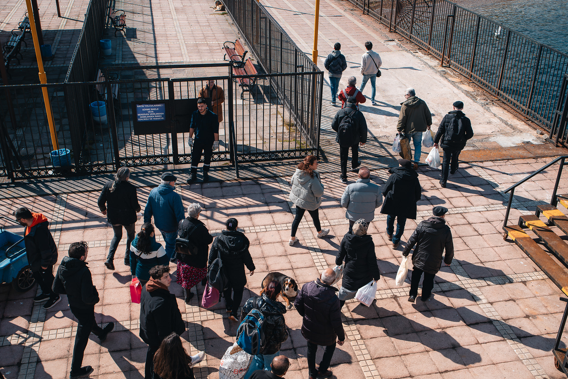 Scène de vie quotidienne et foule sur un quai de déchargement en Turquie, photographie de rue par Sabri Kaced.