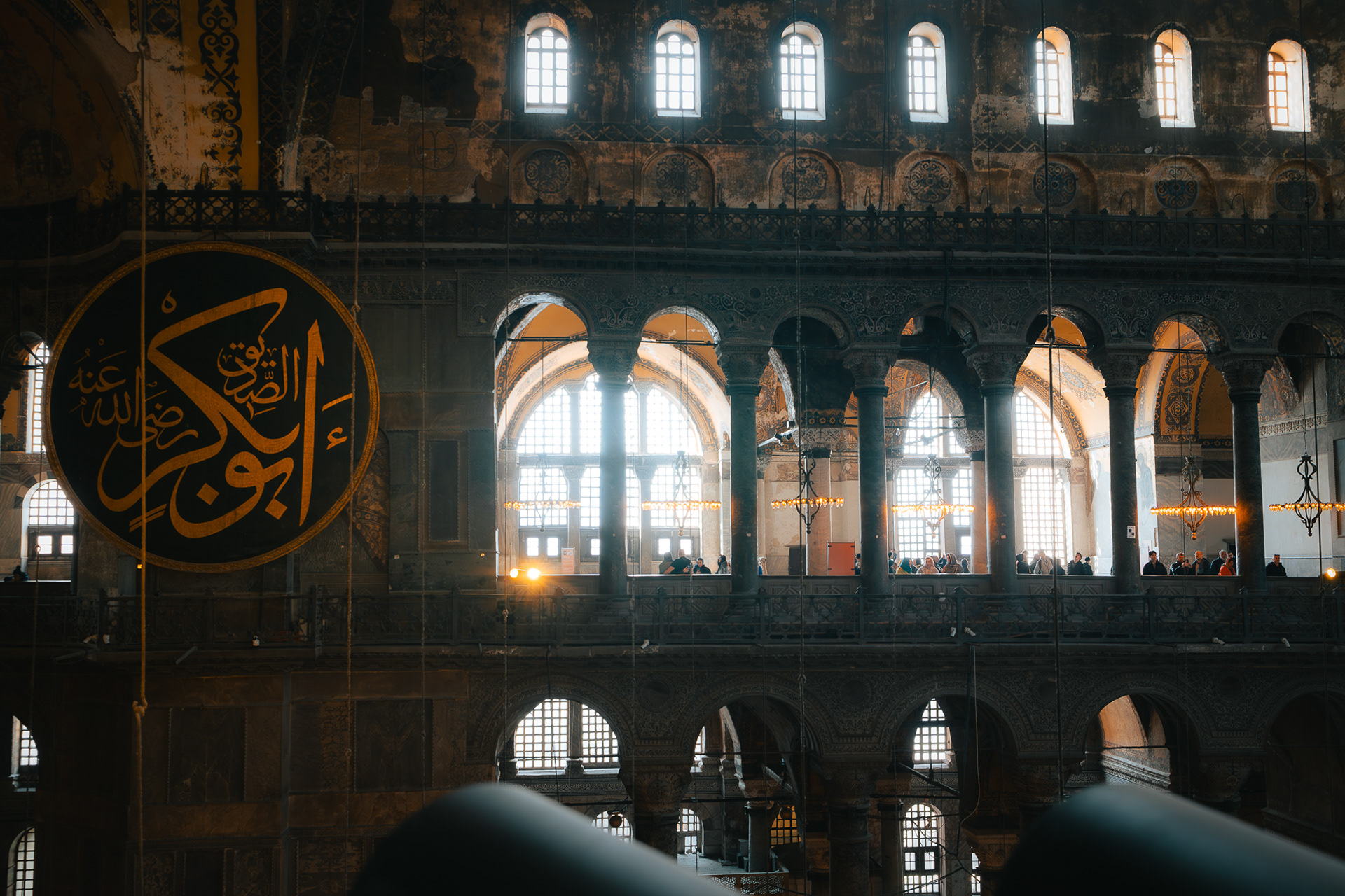 Détail de l'architecture byzantine avec arcades et jeux de lumière dans les galeries de Hagia Sophia, par Sabri Kaced.