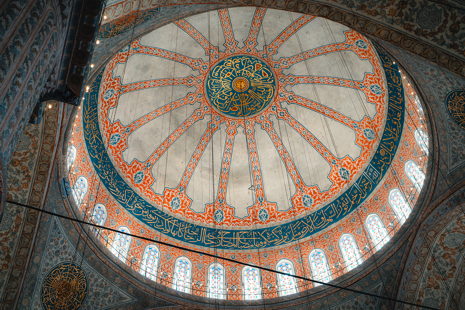 Vue zénithale du dôme central de la Mosquée Bleue par Sabri Kaced, révélant les motifs géométriques complexes et les versets circulaires.