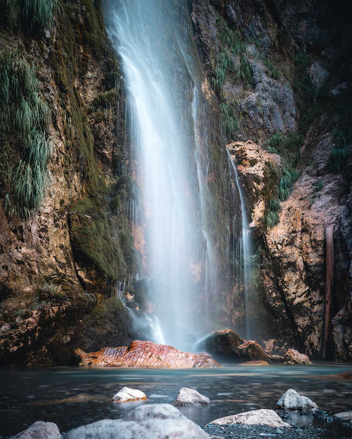 La majestueuse cascade de Grunas dans le parc national de Theth en Albanie, photographiée en pose longue pour un effet soyeux sur l'eau. Photo : Sabri Kaced.