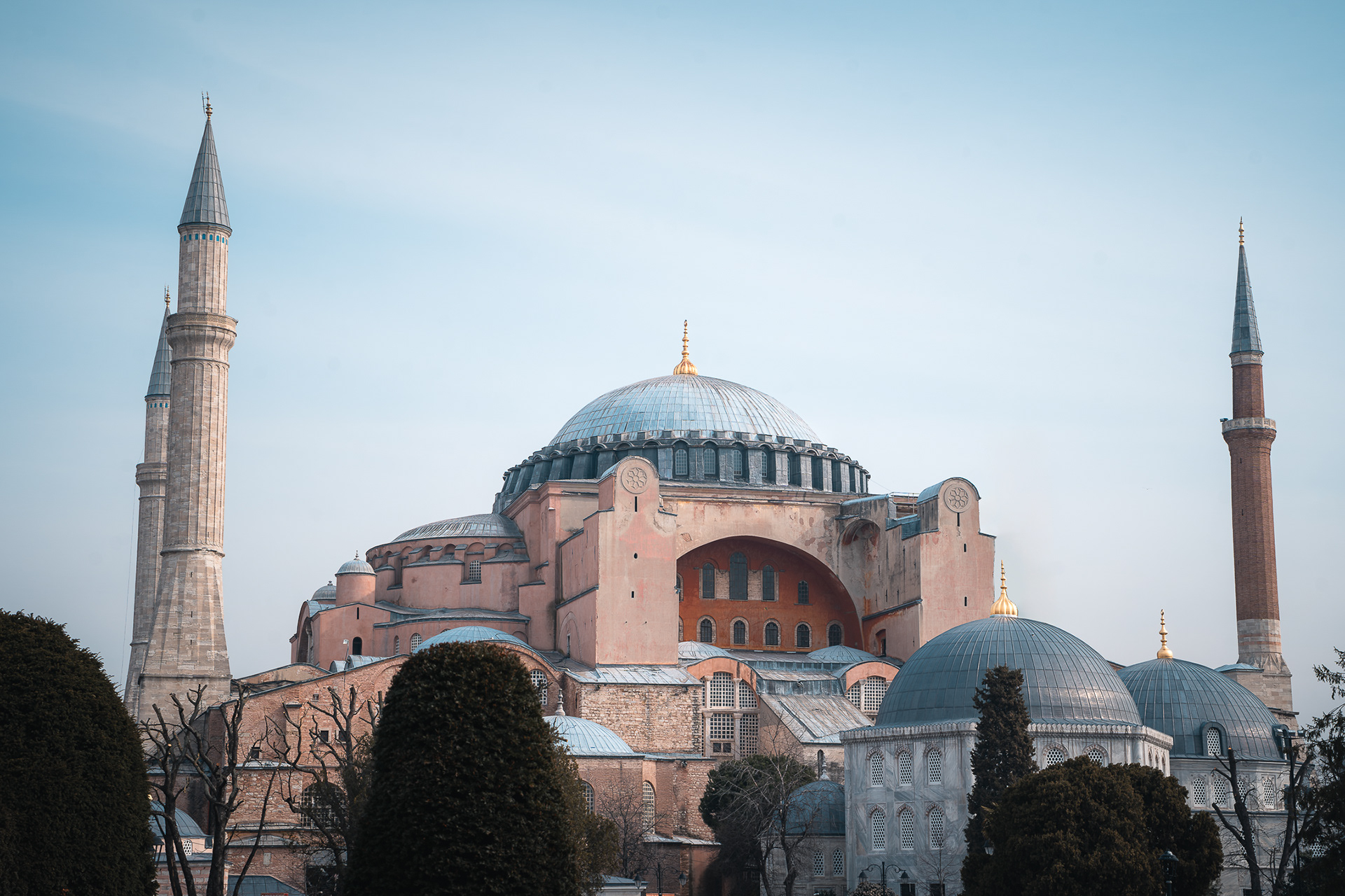 Photographie de l'extérieur de la mosquée Sainte-Sophie à Istanbul sous un ciel clair, capturée par Sabri Kaced.