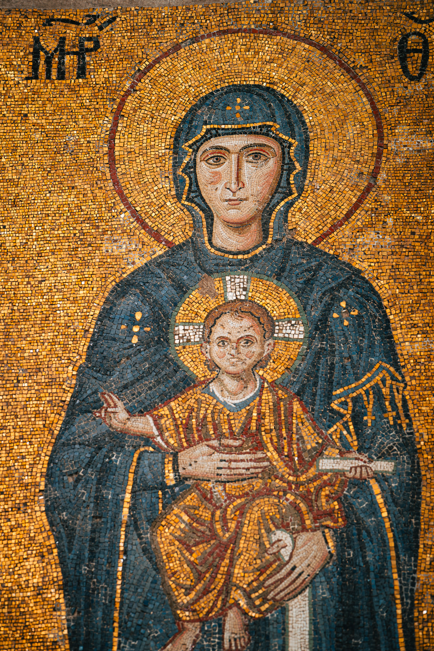 Détail de la mosaïque byzantine de la Vierge à l'Enfant sur fond d'or à Hagia Sophia, prise par Sabri Kaced.