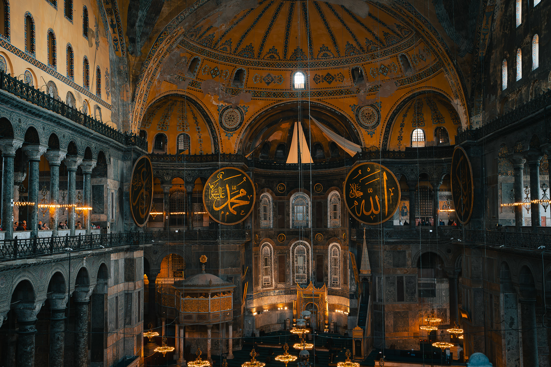 Vue panoramique de la nef et de la coupole de Sainte-Sophie avec ses médaillons calligraphiques, signée Sabri Kaced.