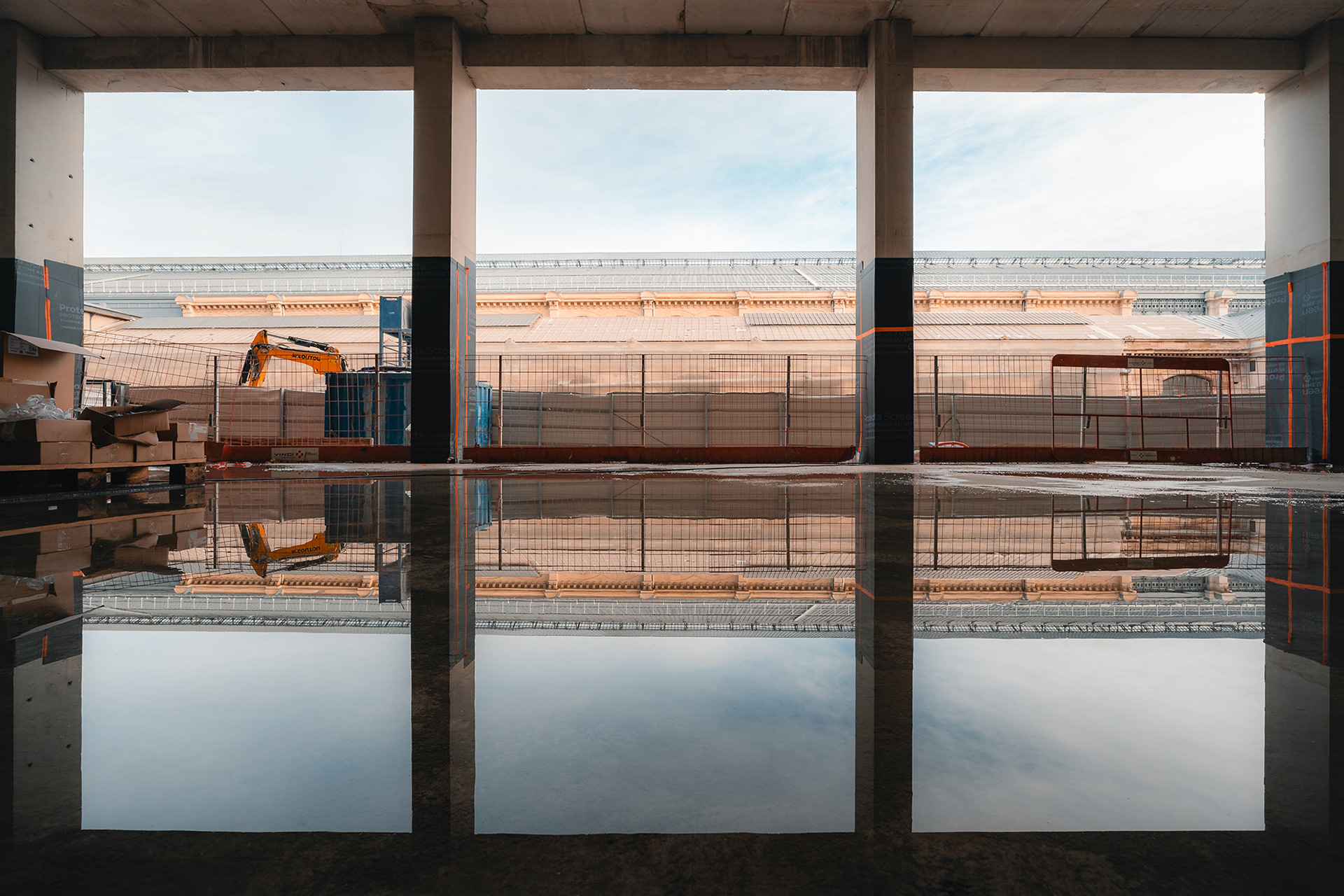 Perspective architecturale encadrée par des poteaux en béton sur la Gare d'Austerlitz, photographie de chantier Kaufman & Broad par Sabri Kaced.