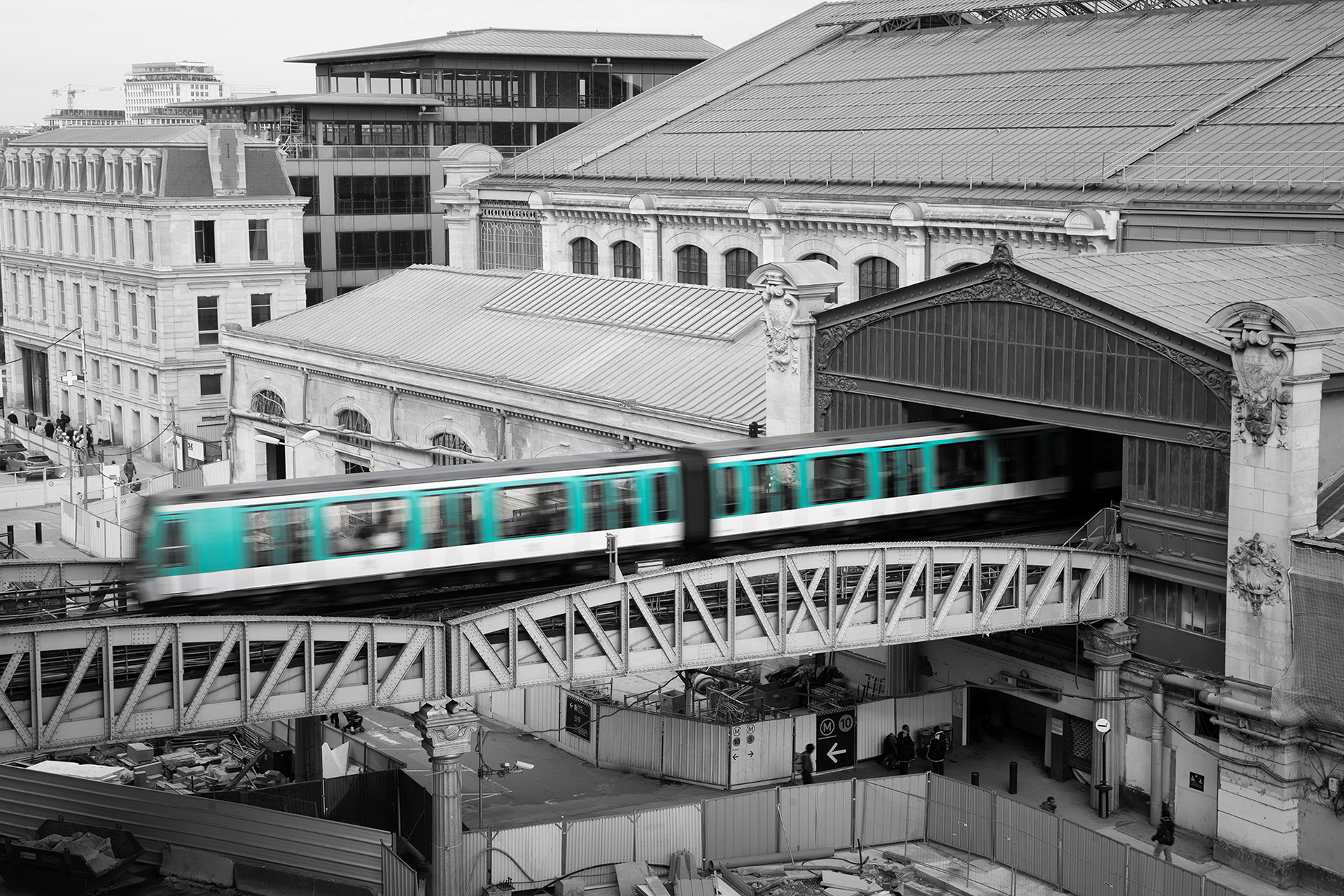 Vue d'ensemble du chantier Austerlitz A7A8 à Paris avec le métro ligne 5 en mouvement sur le viaduc, photographie de suivi de chantier par Sabri Kaced pour Kaufman & Broad.