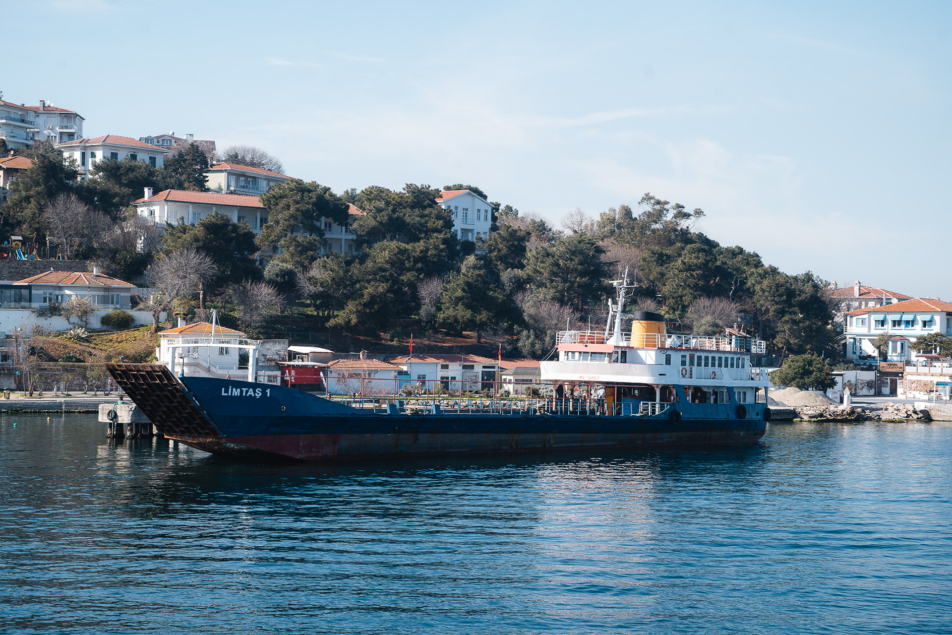 Bateau Limtas 1 naviguant sur les eaux bleues de la mer de Marmara en Turquie, capturé par Sabri Kaced.