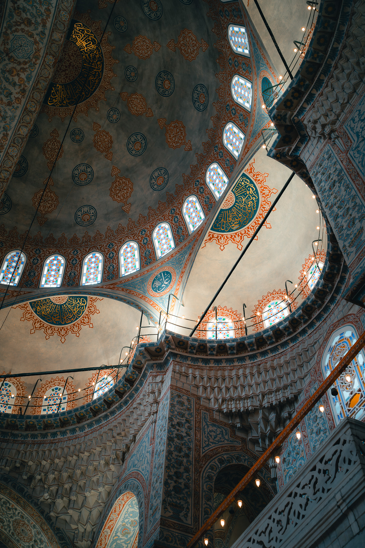 Perspective en contre-plongée de la coupole et des demi-domes ornés de la Mosquée Bleue, réalisée par le photographe Sabri Kaced.