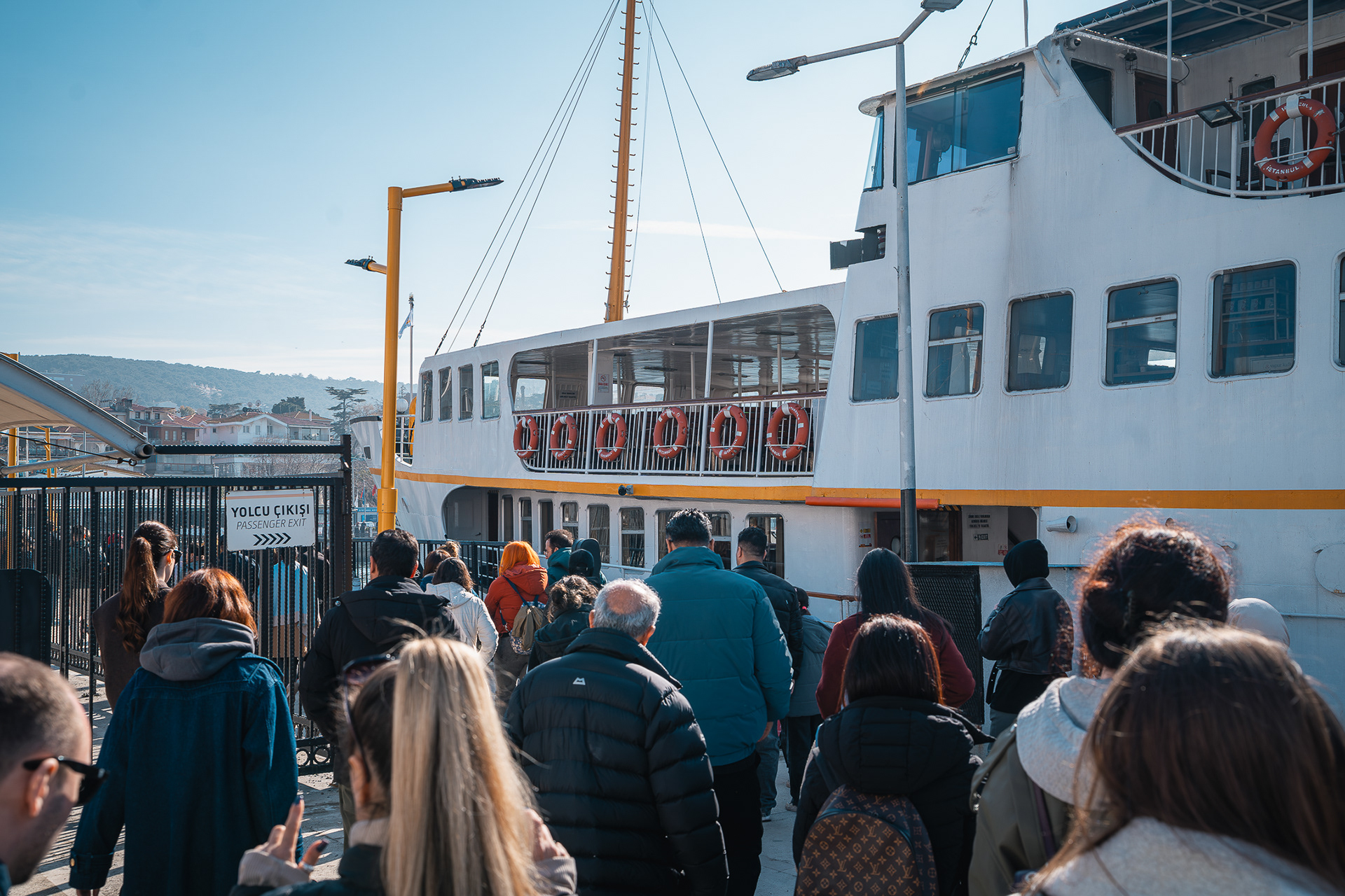 Photographie par Sabri Kaced montrant l'embarquement des passagers sur un ferry à Istanbul par une journée ensoleillée.