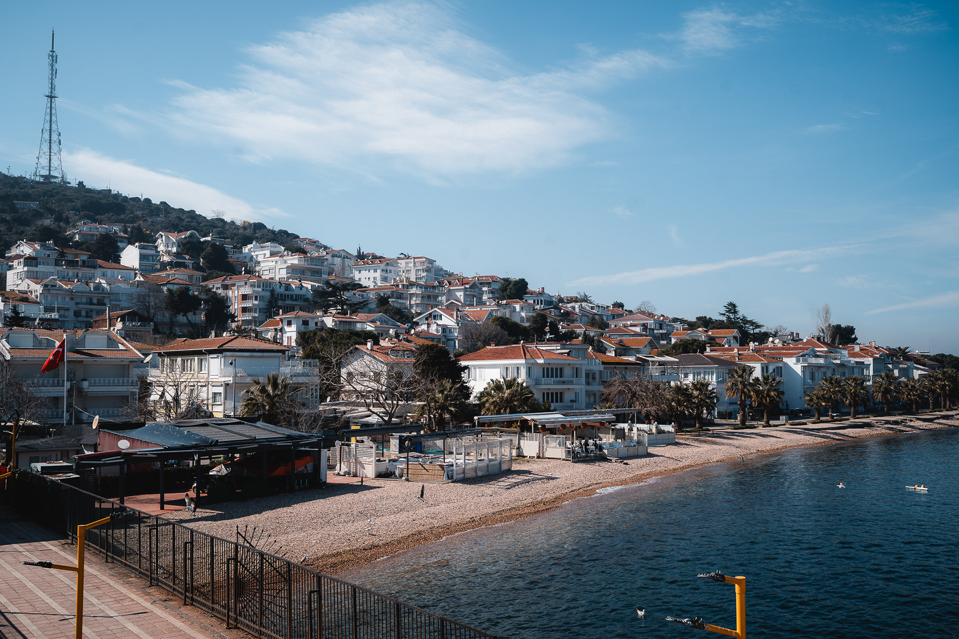 Vue panoramique des maisons colorées sur les collines de Büyükada, prise par Sabri Kaced lors de son reportage aux îles des Princes.