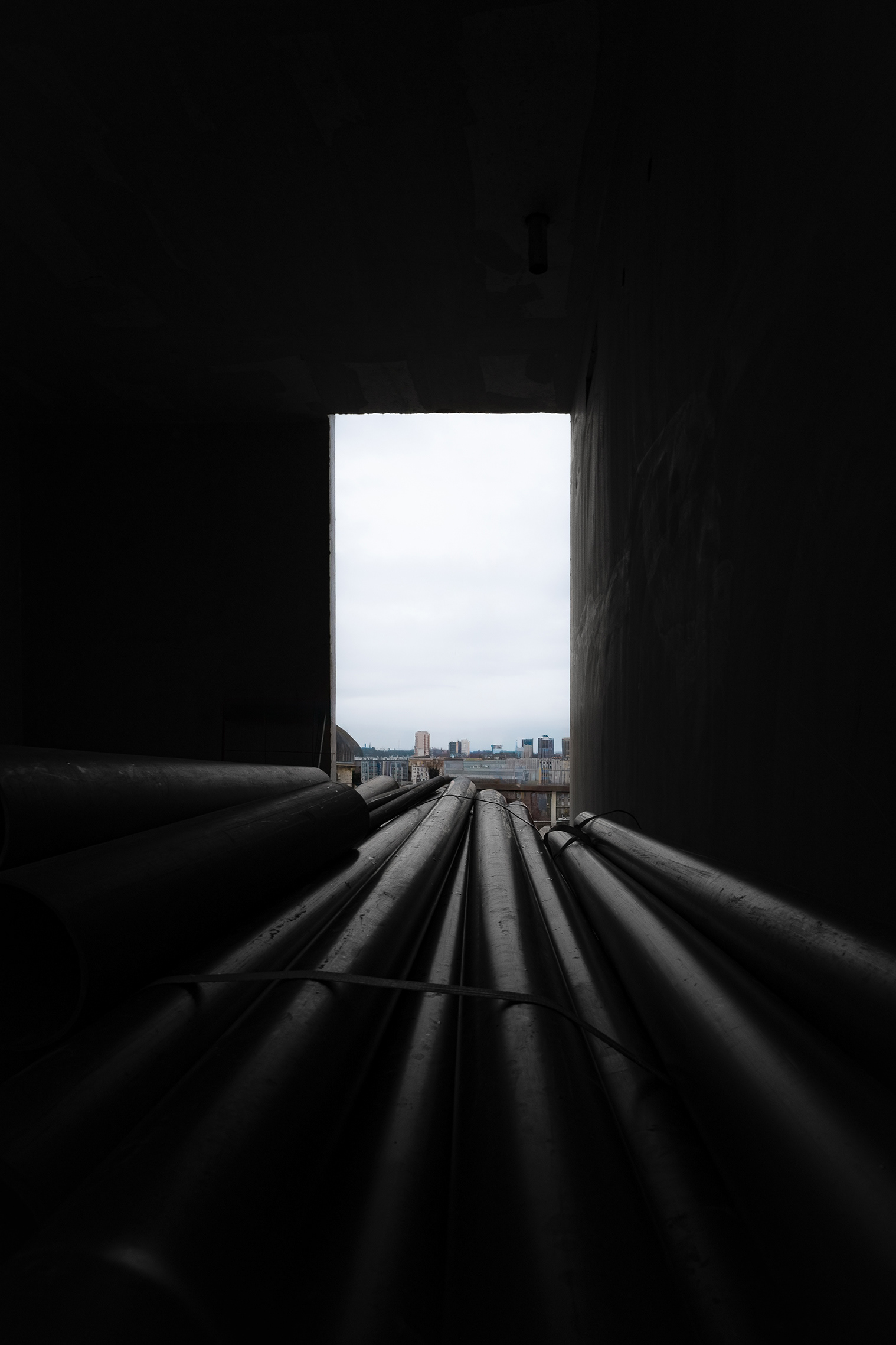Détail de matériaux de construction et perspective sur la ville de Paris depuis l'intérieur du chantier Austerlitz, photographie "fine art" par Sabri Kaced.
