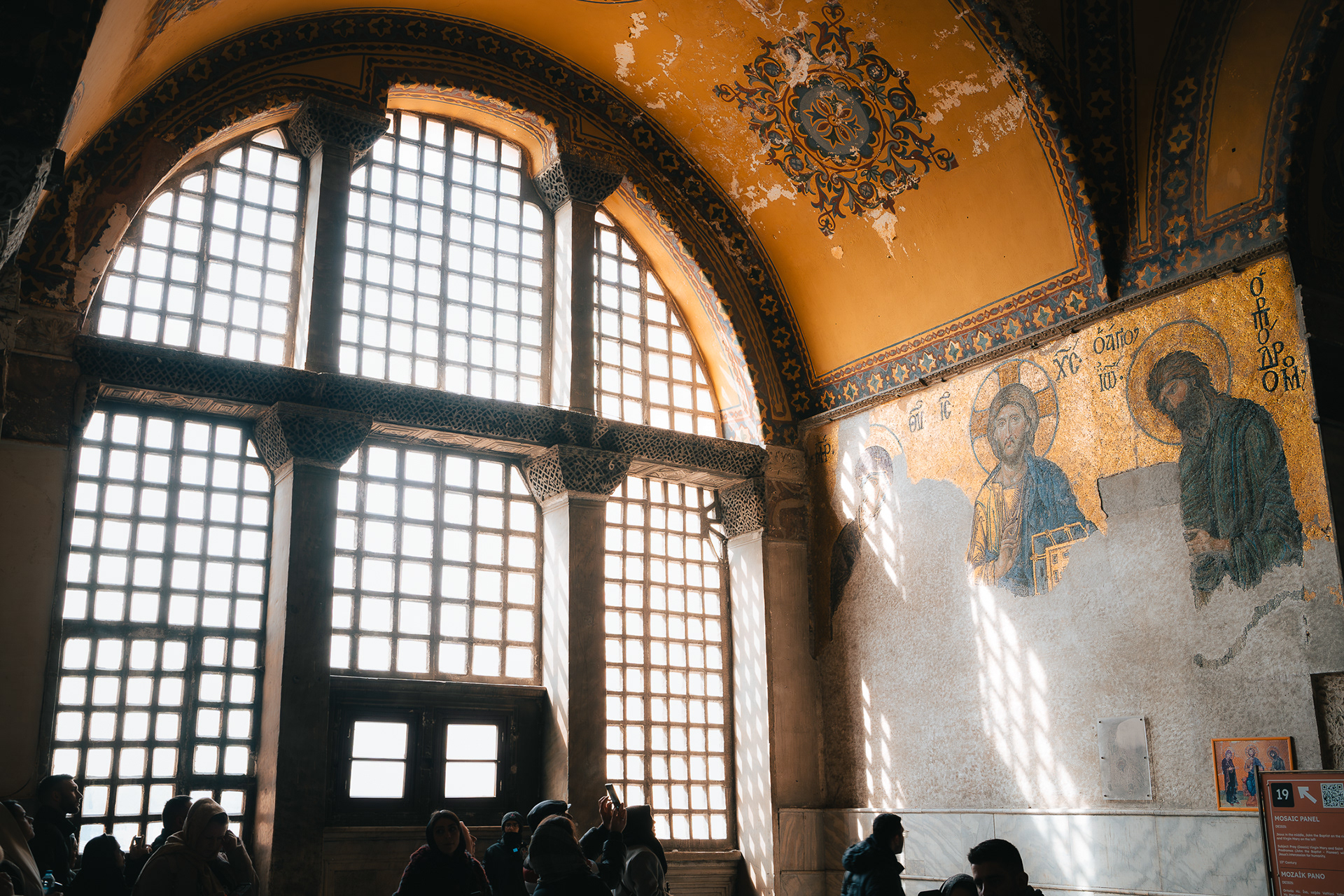 Photographie de la mosaïque de la Déisis représentant le Christ dans l'ancienne basilique Sainte-Sophie, par Sabri Kaced.