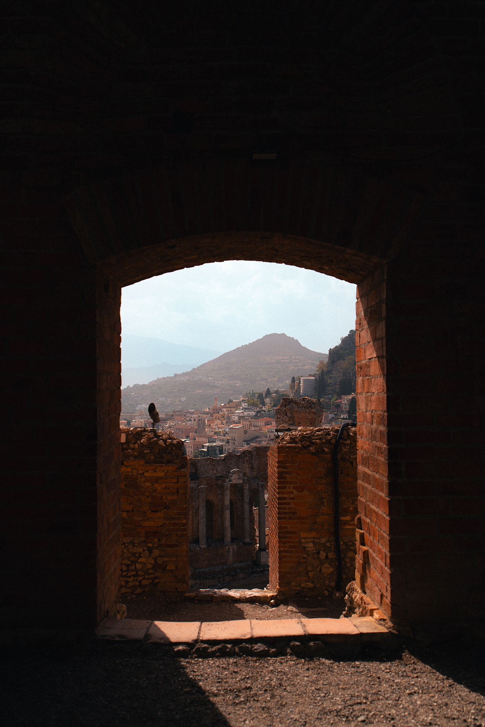 Vue panoramique sur la ville de Taormine à travers une arche du Théâtre Antique, par Sabri Kaced.