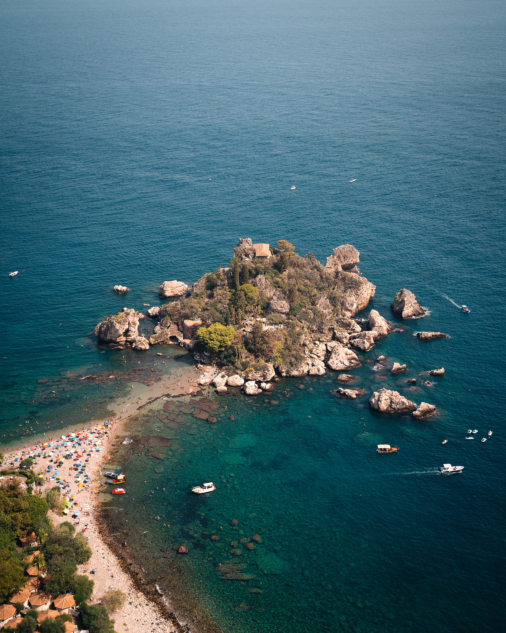 Photographie aérienne de l'Isola Bella à Taormine en Sicile, capturée par Sabri Kaced.