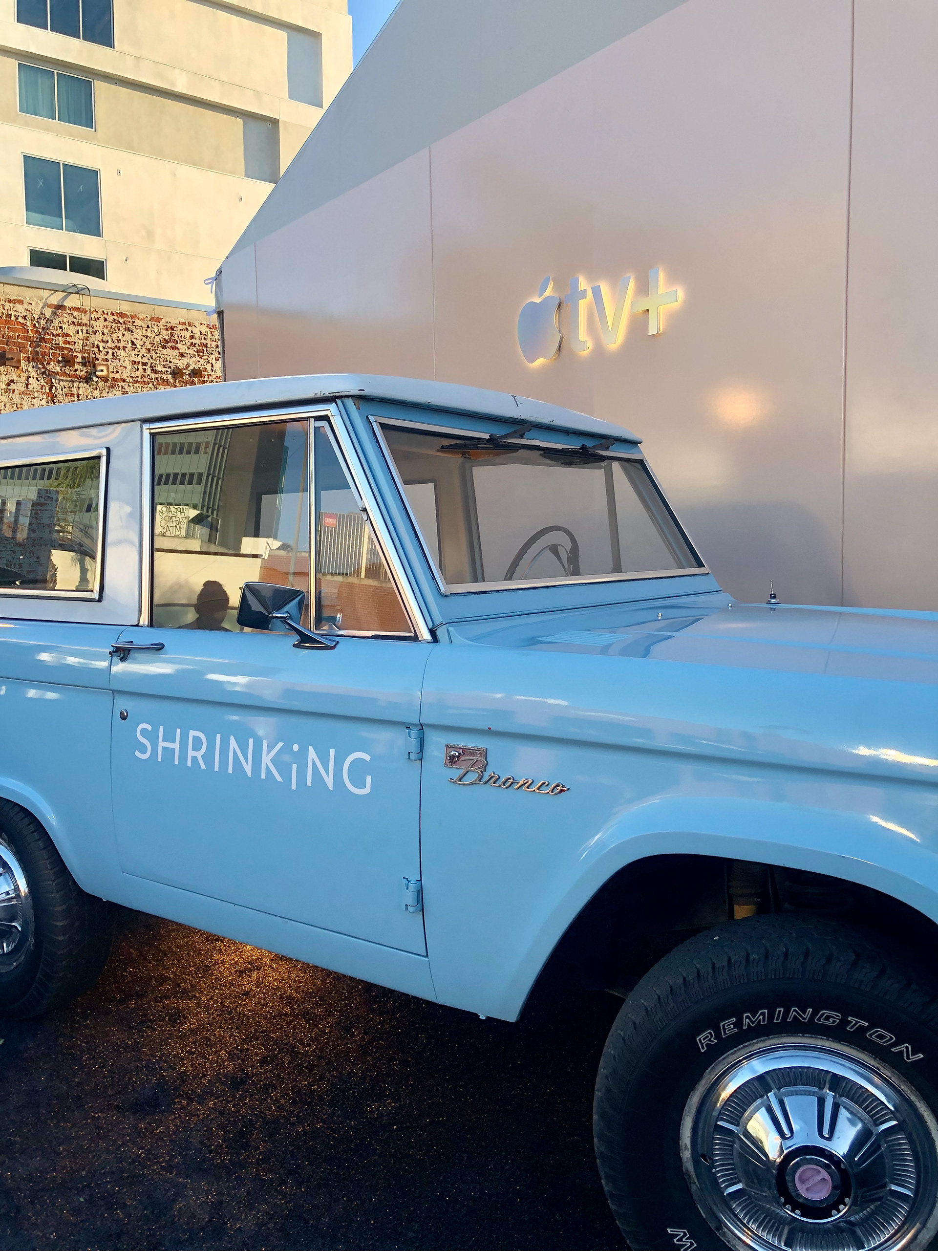 Shrinking Exterior Photo Moment