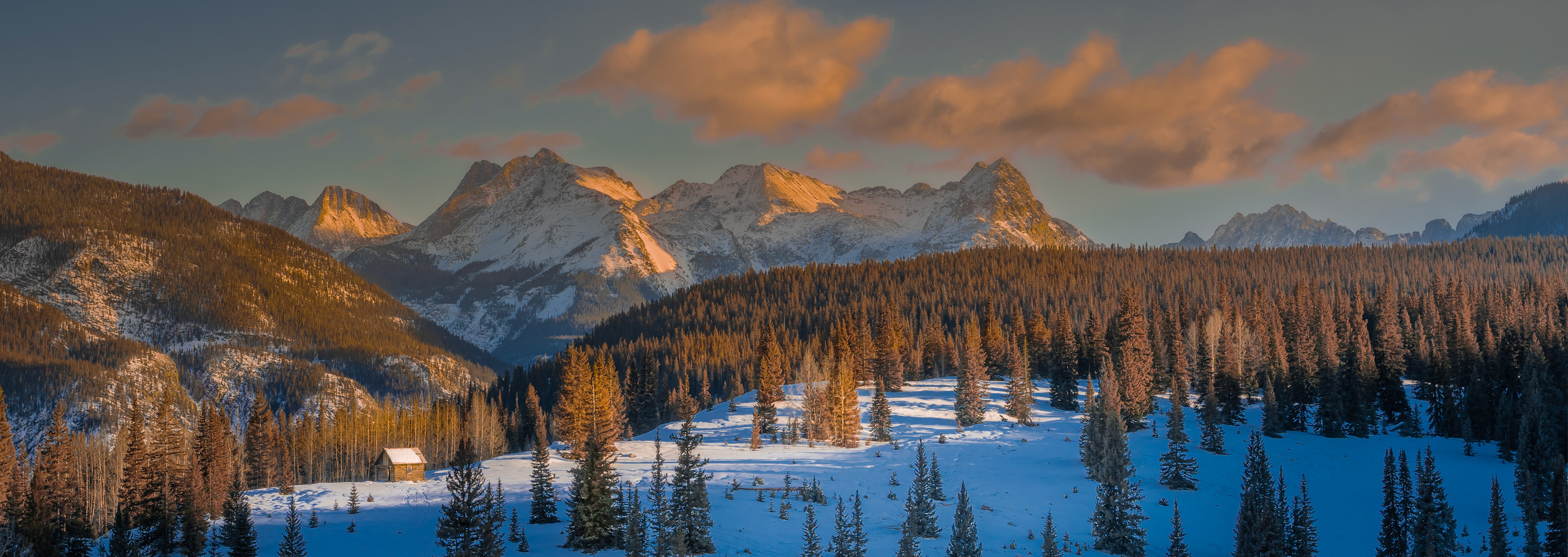 Molas Cabin snow gloden
