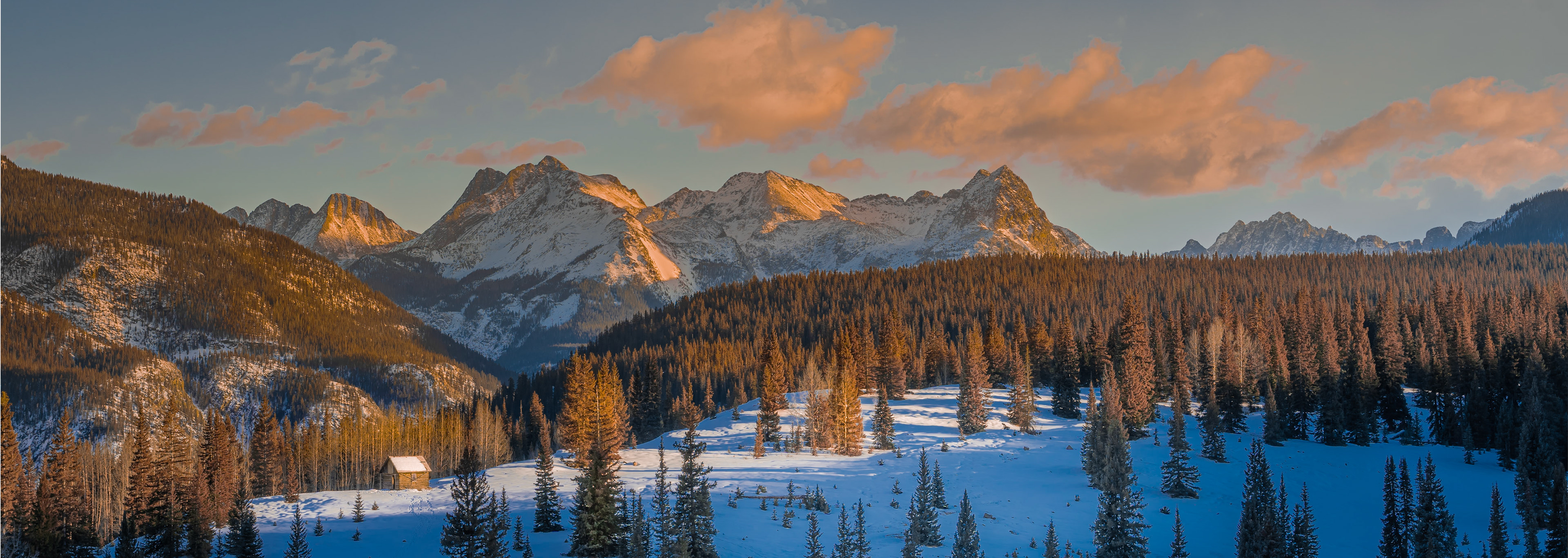 Molas Cabin snow gloden