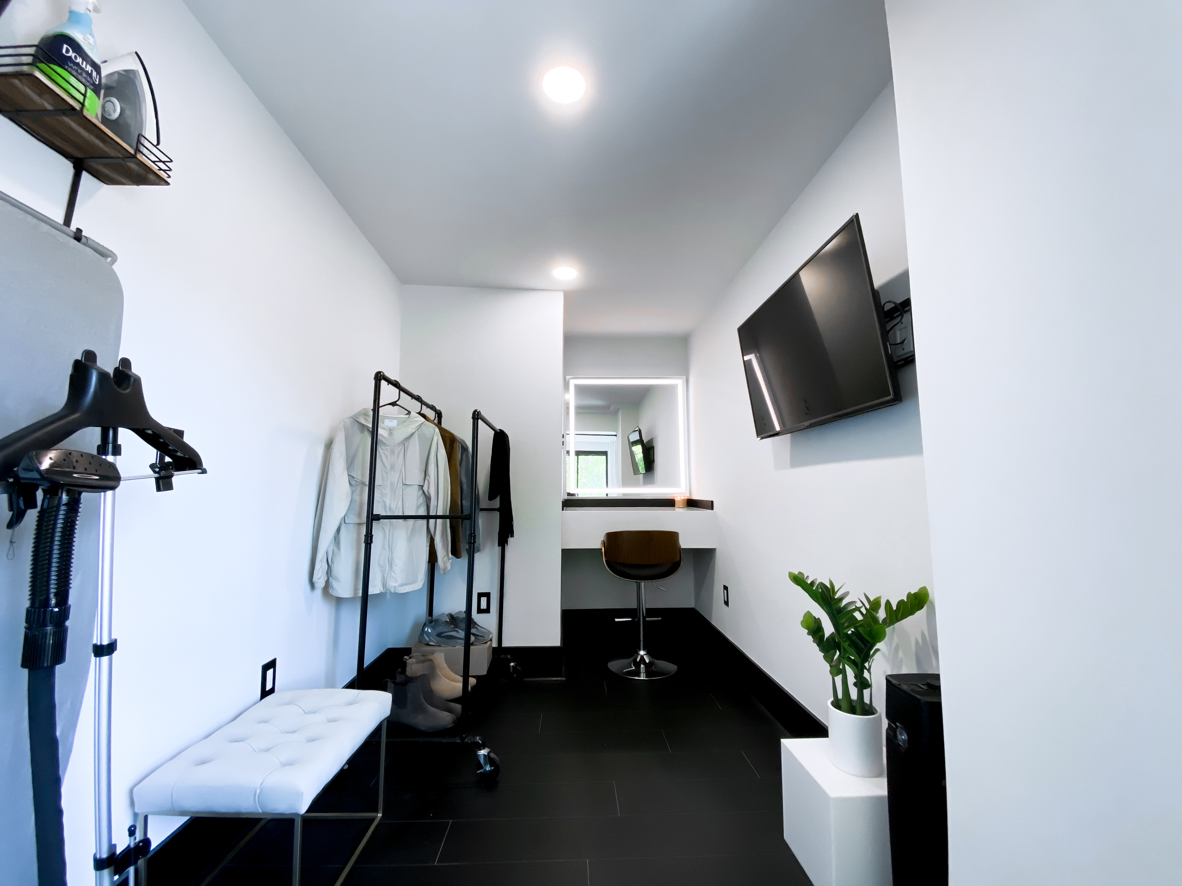 DRESSING ROOM 1
