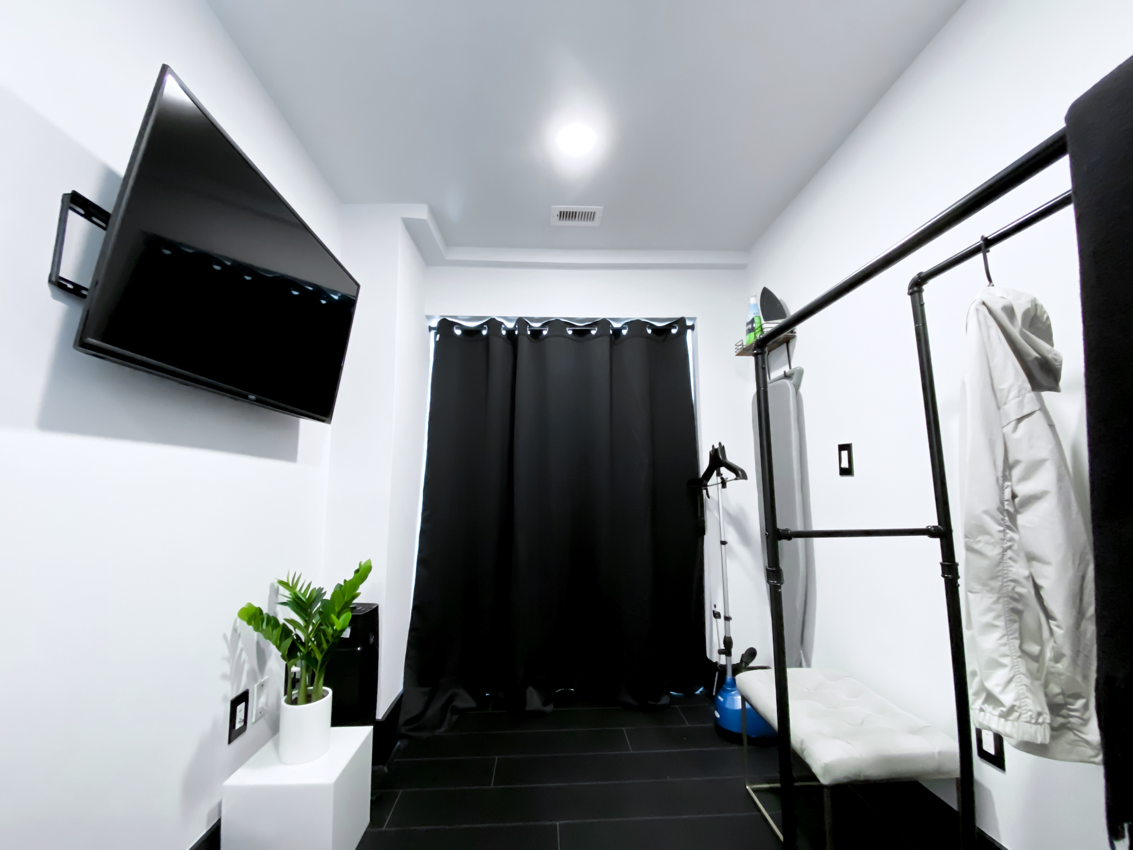 DRESSING ROOM 2