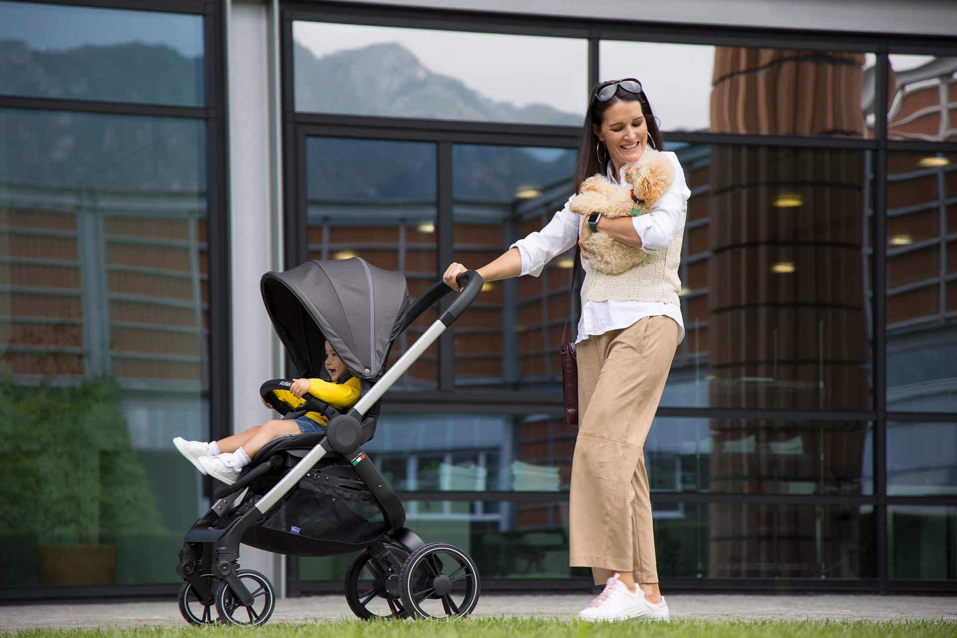Chicco - Stroller with Mom, Baby and Dog
