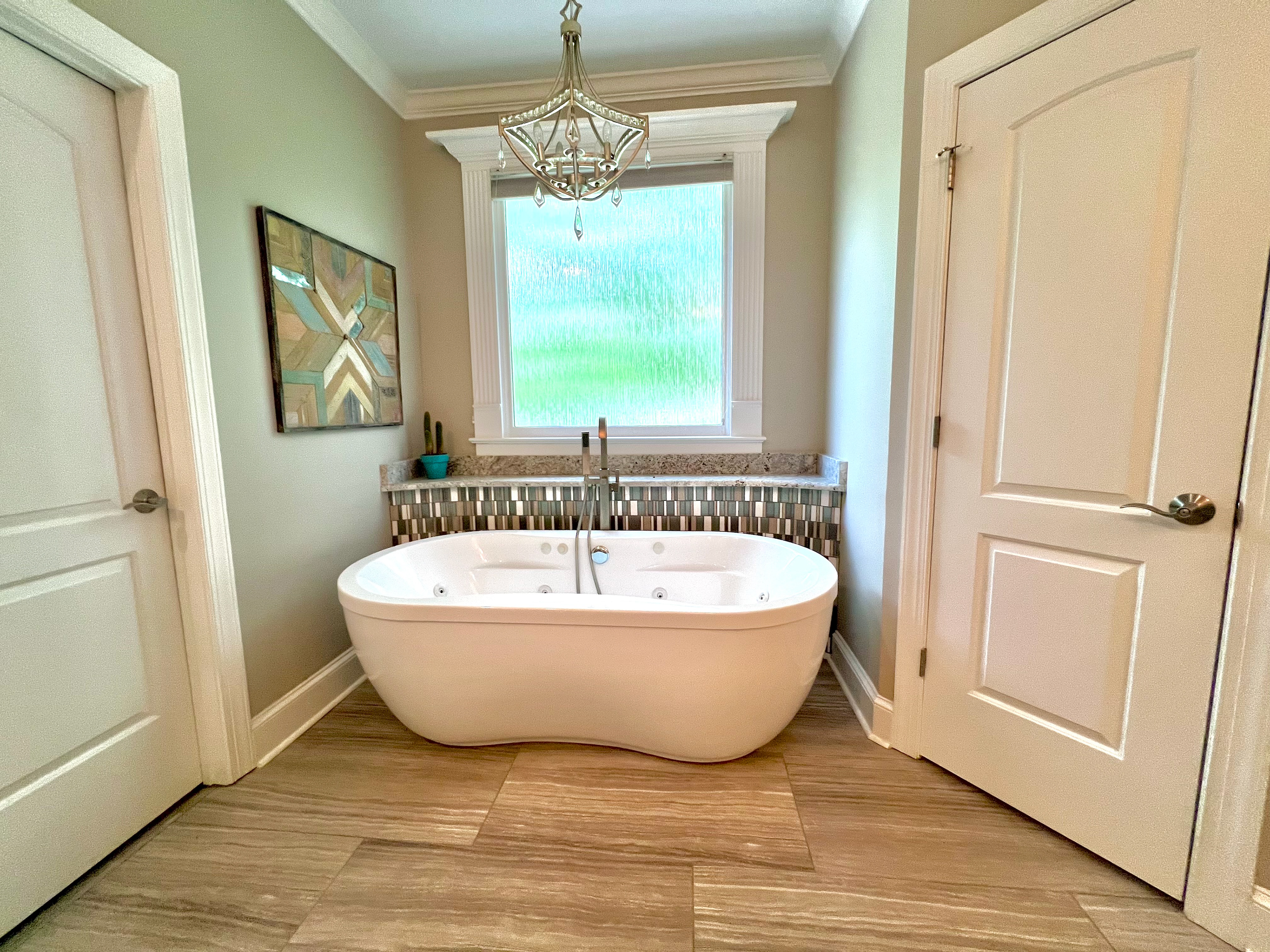 Freestanding jetted tub
