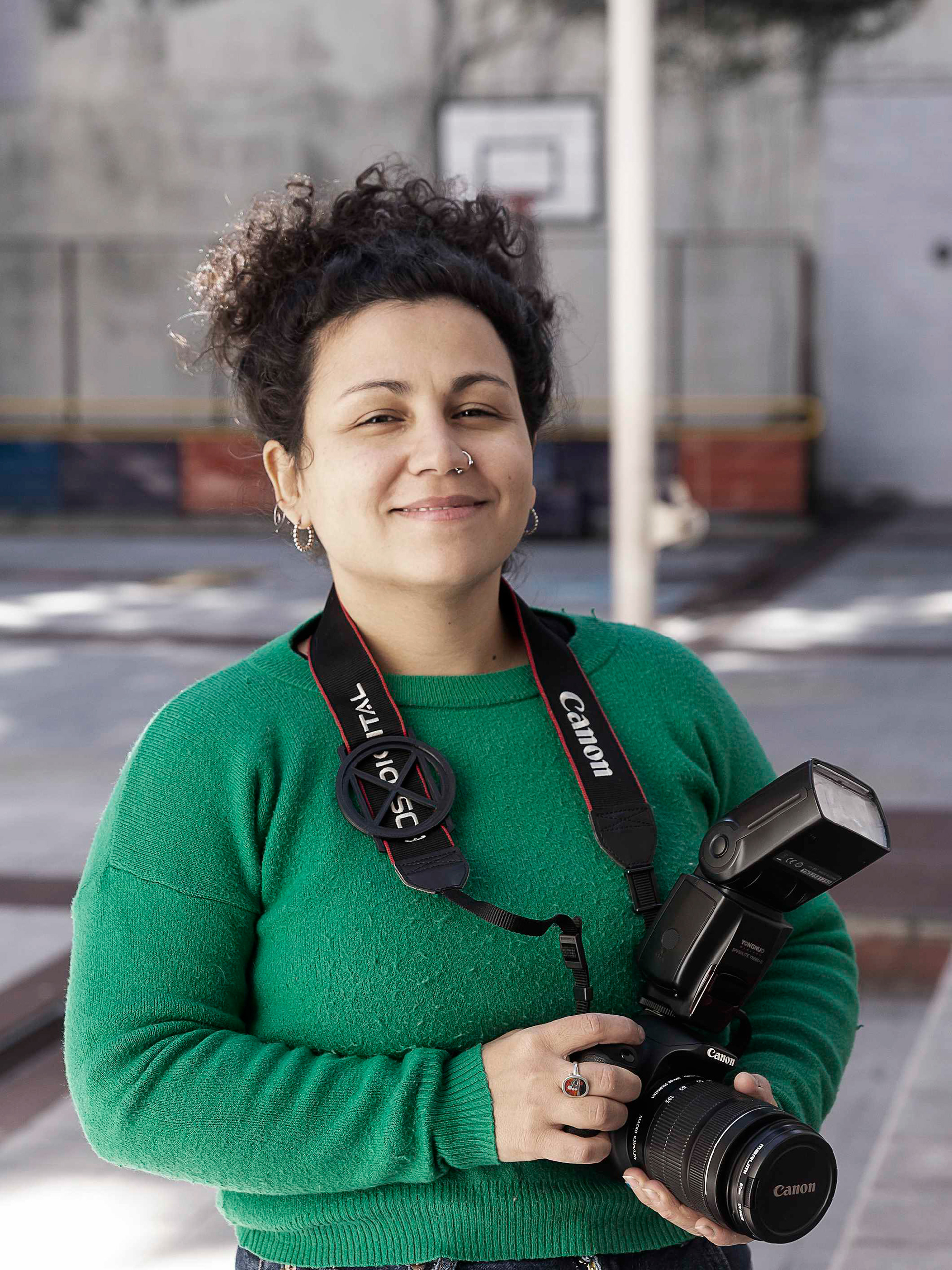 Agustina Prato, fotógrafa de Retratos Escolares, fotografiando alumnos durante una jornada escolar en CABA