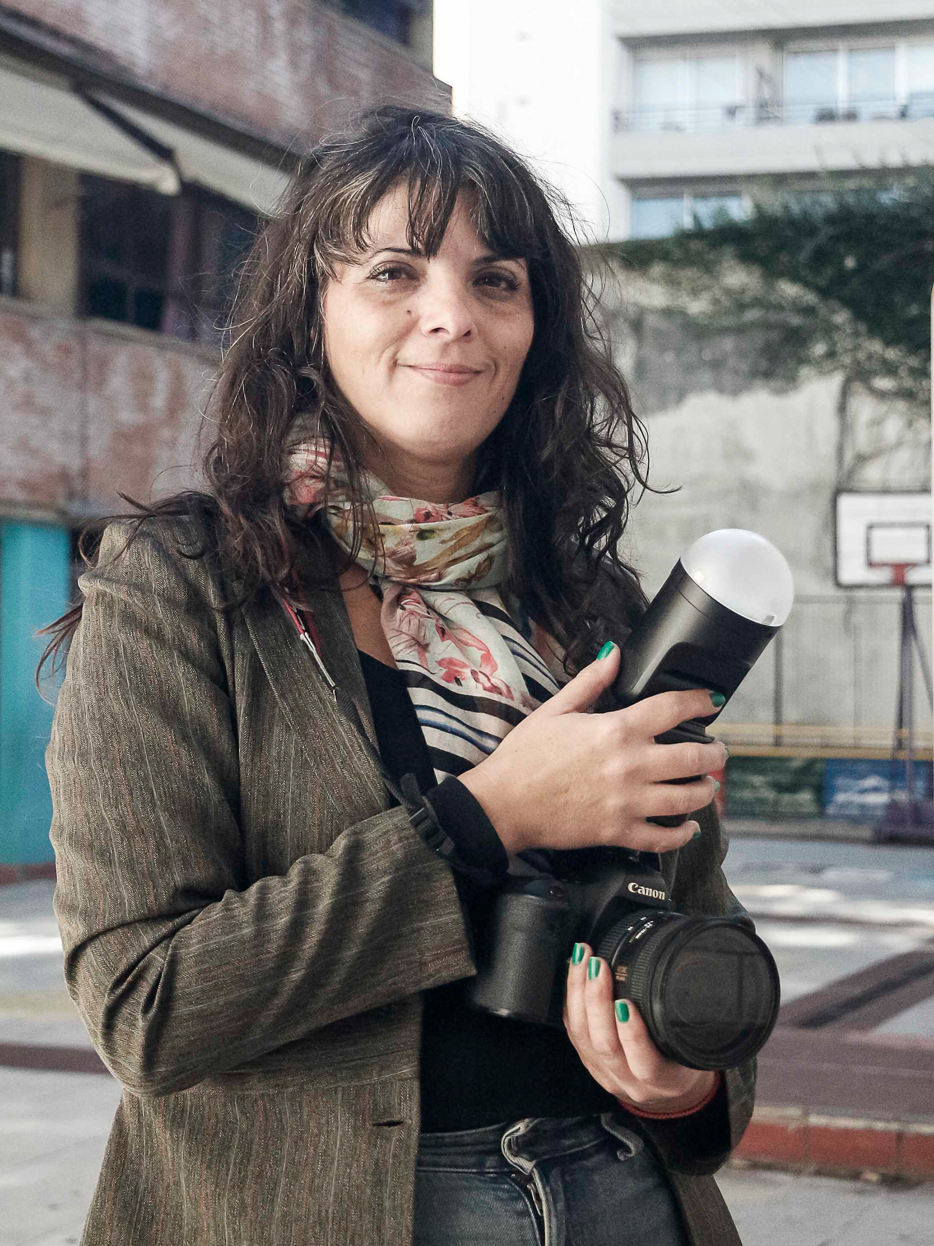 Pau Aiello, fotógrafa escolar de Retratos Escolares, con cámara en mano durante una jornada de fotos en una escuela de Buenos Aires