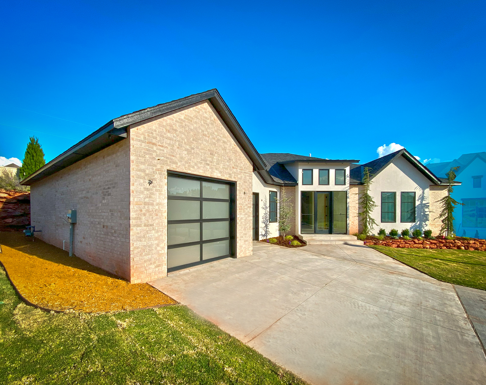 Front view / Garage side