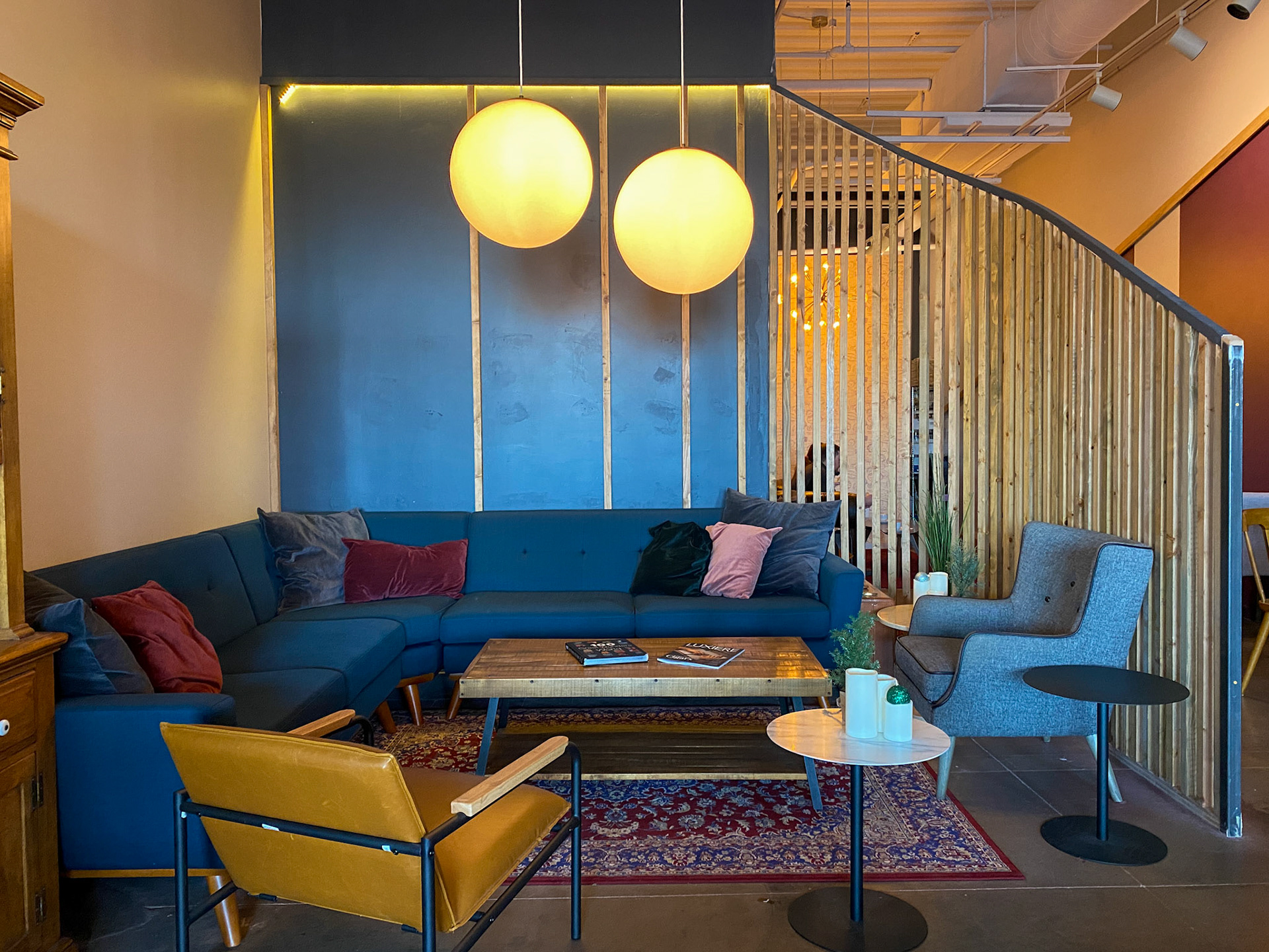 LARGE SEATING AREA WITH A ROUND DIVIDER