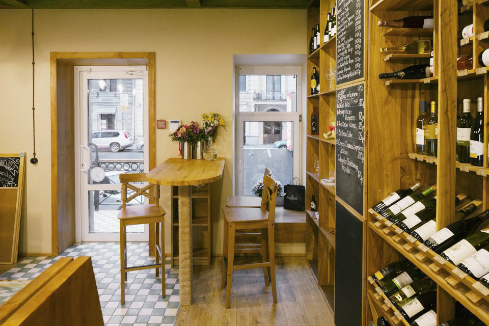 Customers waiting - degustation area