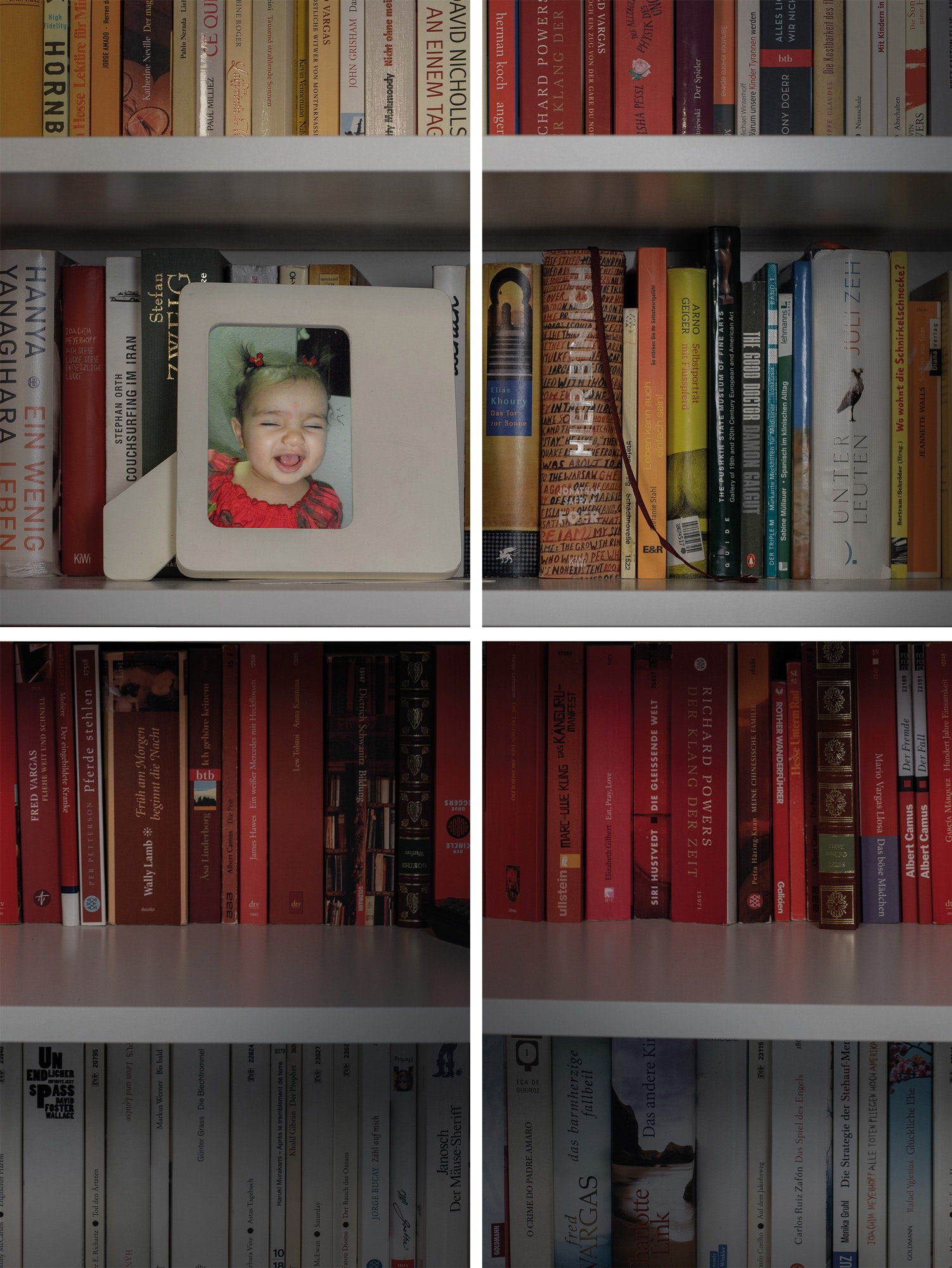 Bücherregal darauf einen BIldrahmen mit einem Fotos eines Kindes. Offenbar ist der Verstorben.