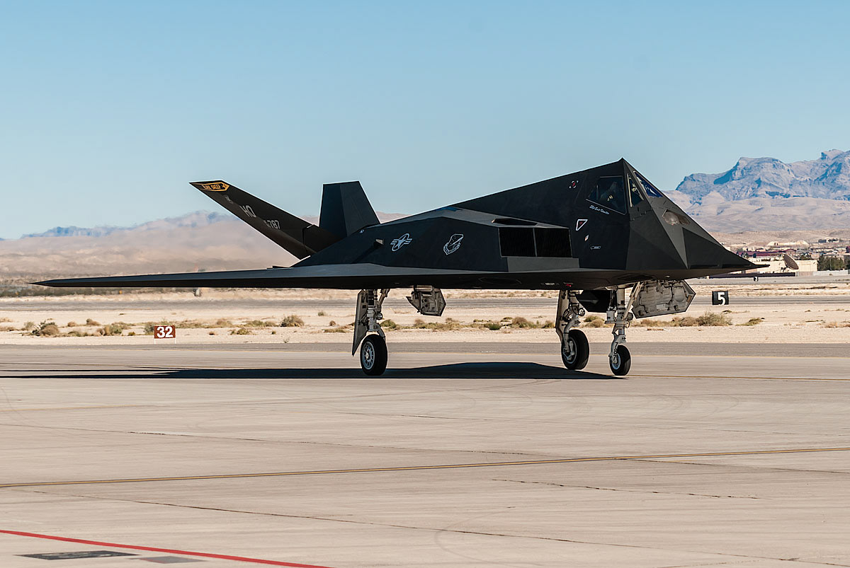 F 117. Lockheed f-117 Nighthawk. Lockheed f-117 Nighthawk кабина. F117 Nighthawk шасси. Lockheed f-117 Nighthawk на авиабазе Девис-Монтен.