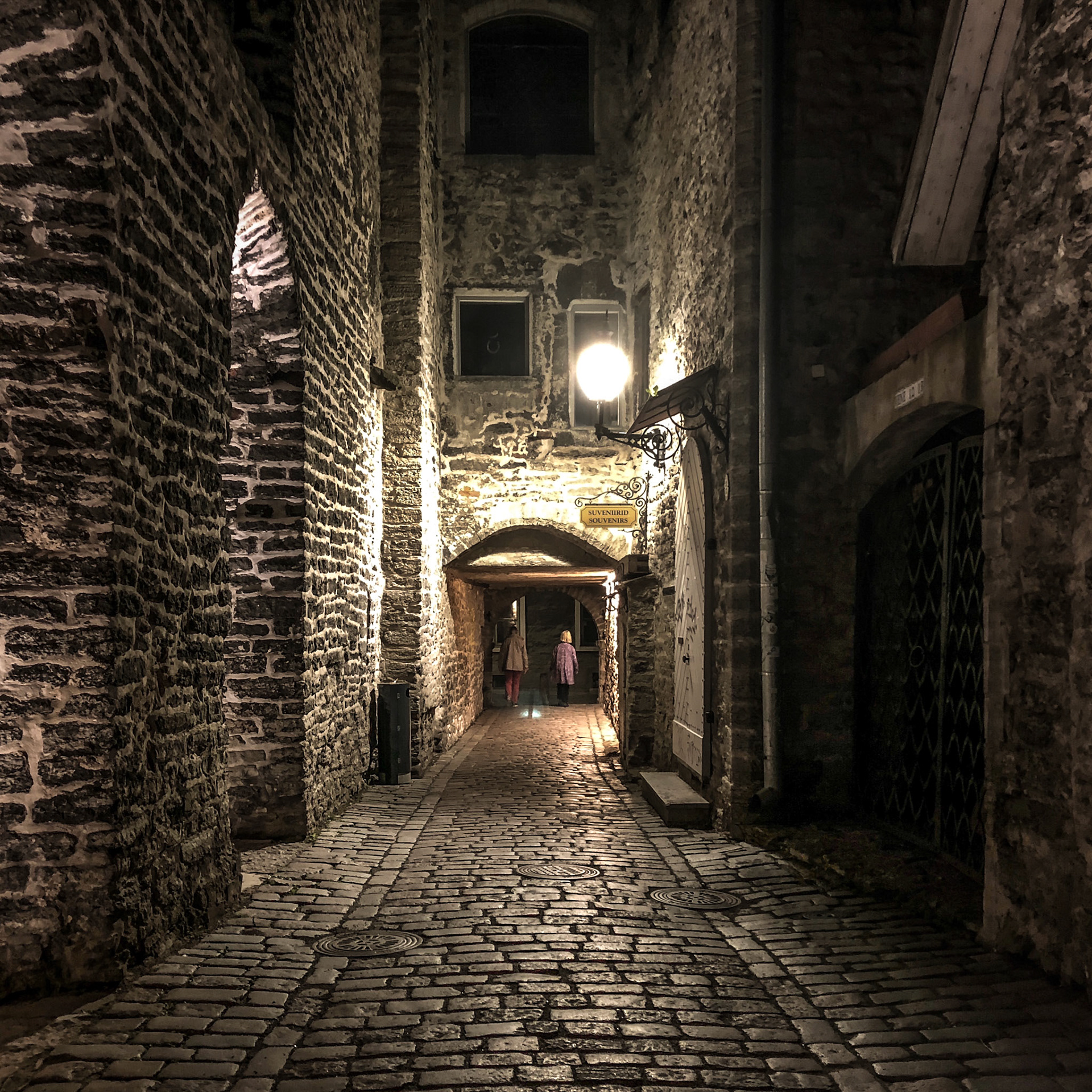 I just loved all those medieval streets and walkways in Talinn at night!
