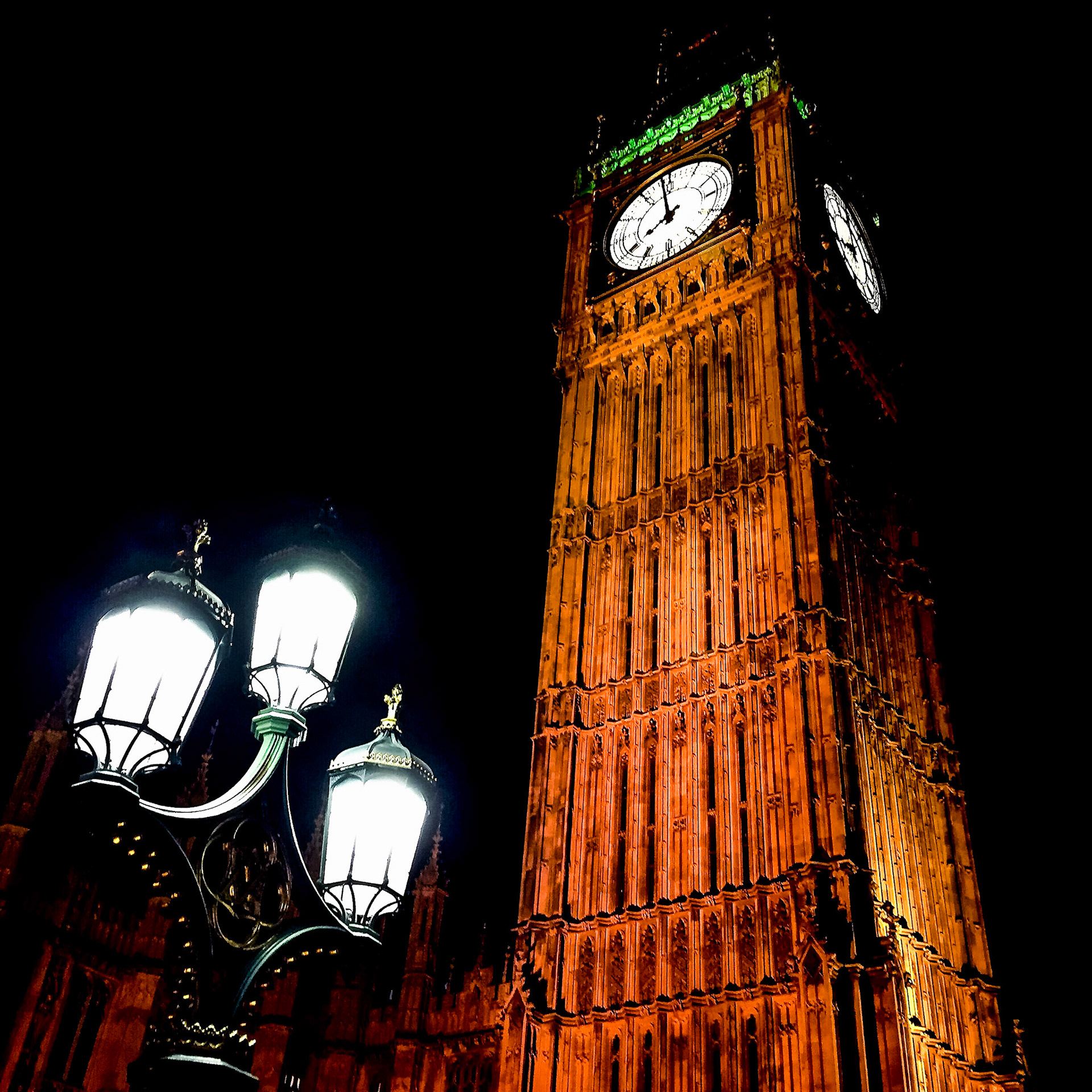 During the 2015 trip to London I experimented with different methods to capture better photos at night. Took this one with Slow Shuttet Cam APPA