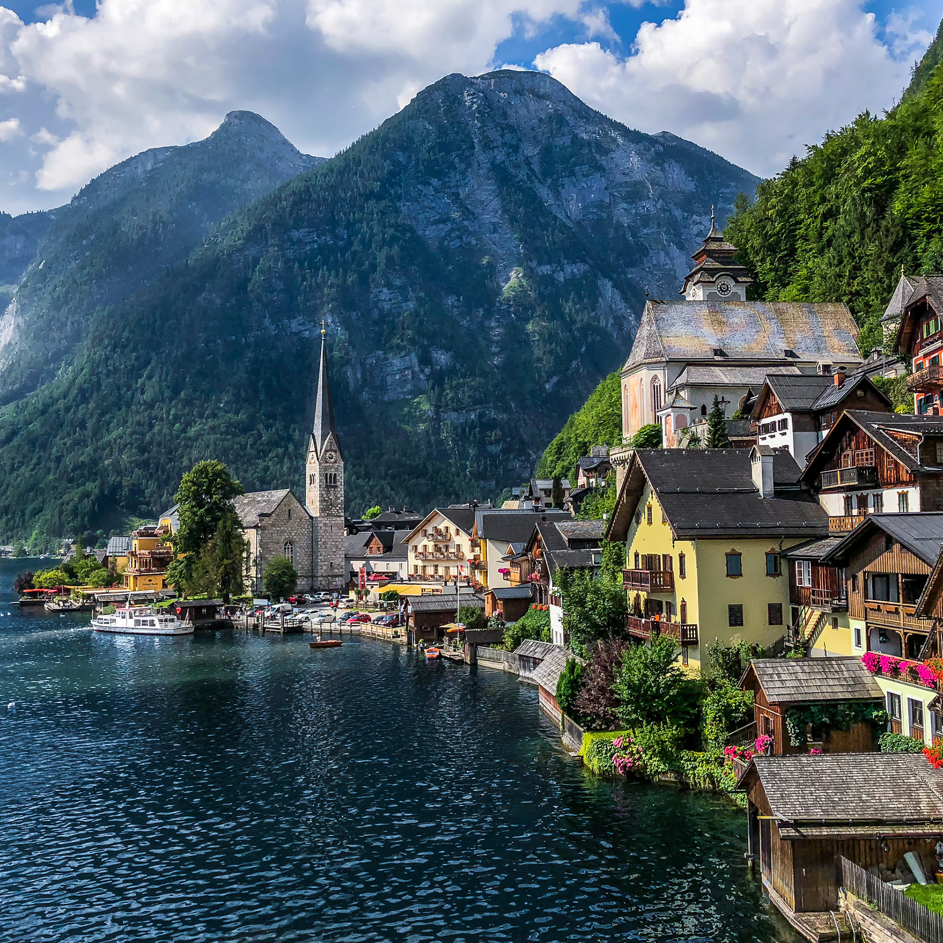 Looking for this well known photo spot in Hallstatt? Just follow the crowd.
