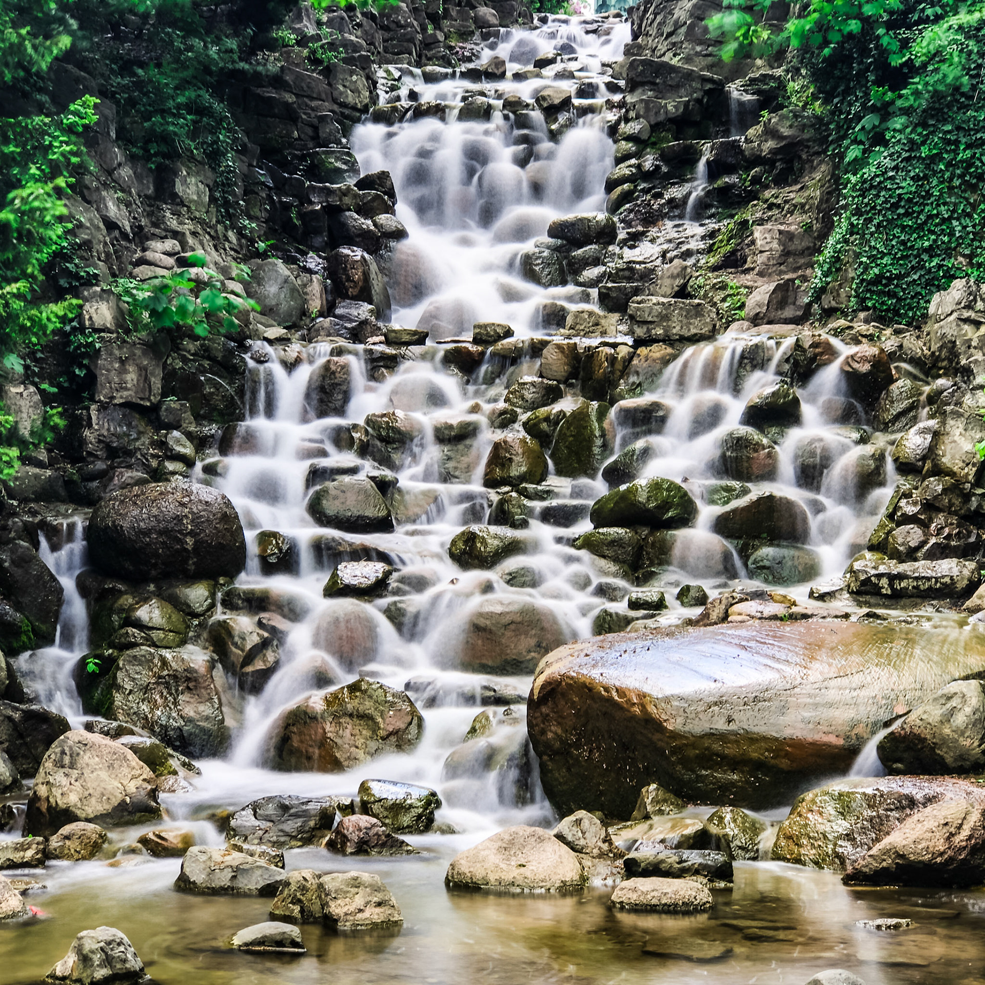 A 2x close taken with iPhone 7 Plus of of a beautiful waterfall in the middle of Berlin. Guess I have to talk to the Major of Vienna. Want such a big waterfall here, too.